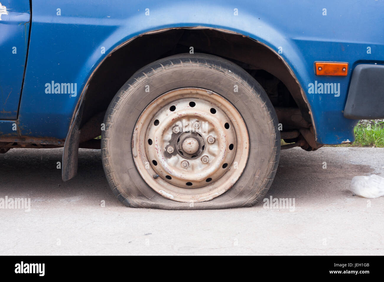 Pneu crevé sur une voiture Banque de photographies et d'images à haute  résolution - Alamy