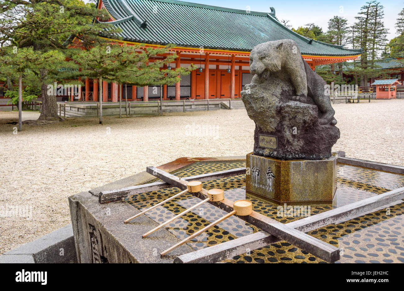 Sanctuaire Heian Jingu, bassin de purification. Banque D'Images