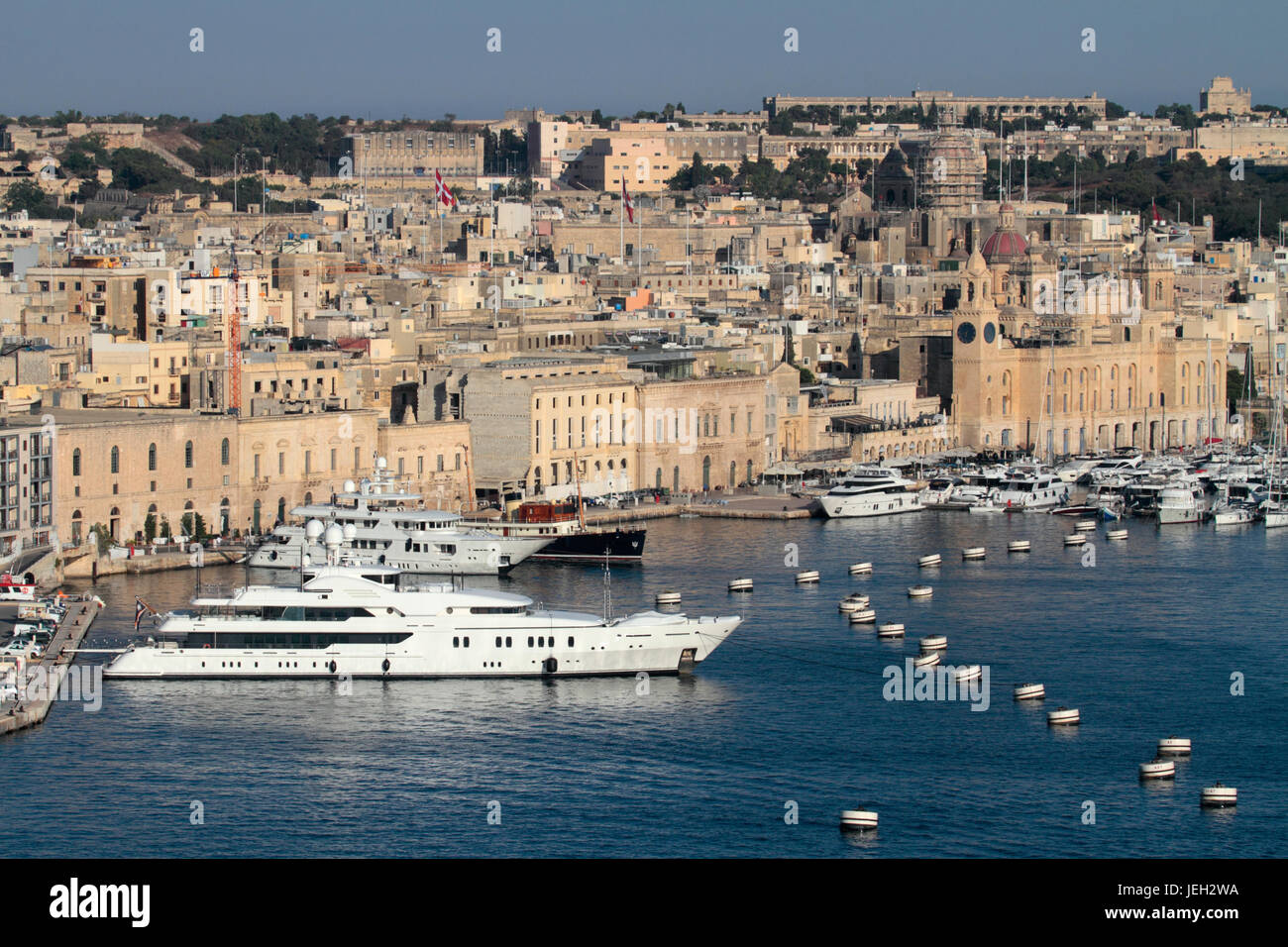 Grand Port de Plaisance, Birgu, Malte, avec les yachts Maria et de fierté le plus près de l'appareil photo Banque D'Images