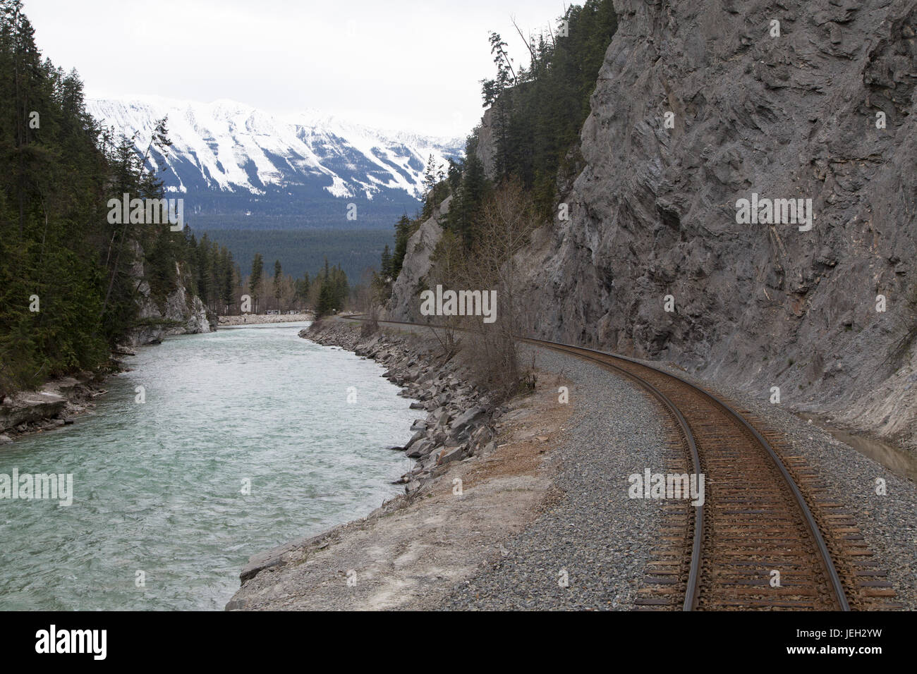Vue du Rocky Mountaineer lorsqu'il traverse Kicking Horse Canyon dans les Rocheuses canadiennes en Alberta, au Canada. Banque D'Images