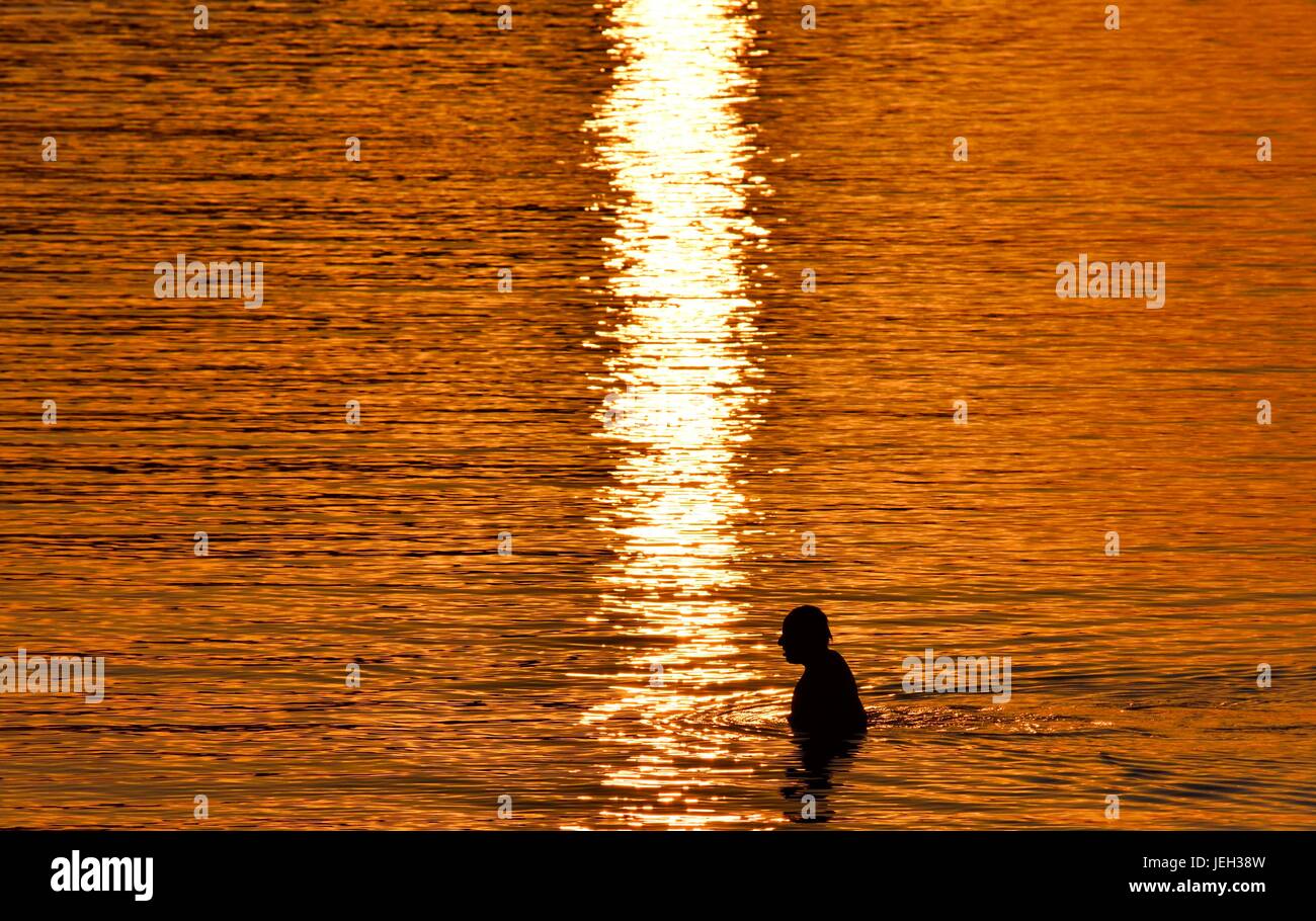 Homme marchant dans la mer Banque D'Images