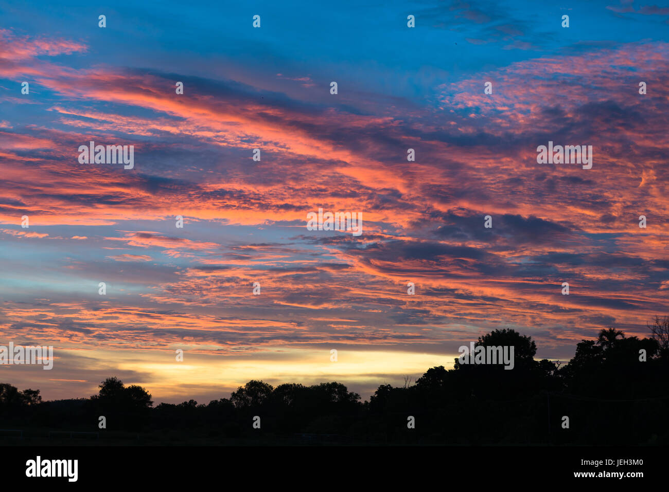 Spectaculaire coucher de soleil sur les terres agricoles près de Kakadu, Territoire du Nord, Australie. Banque D'Images