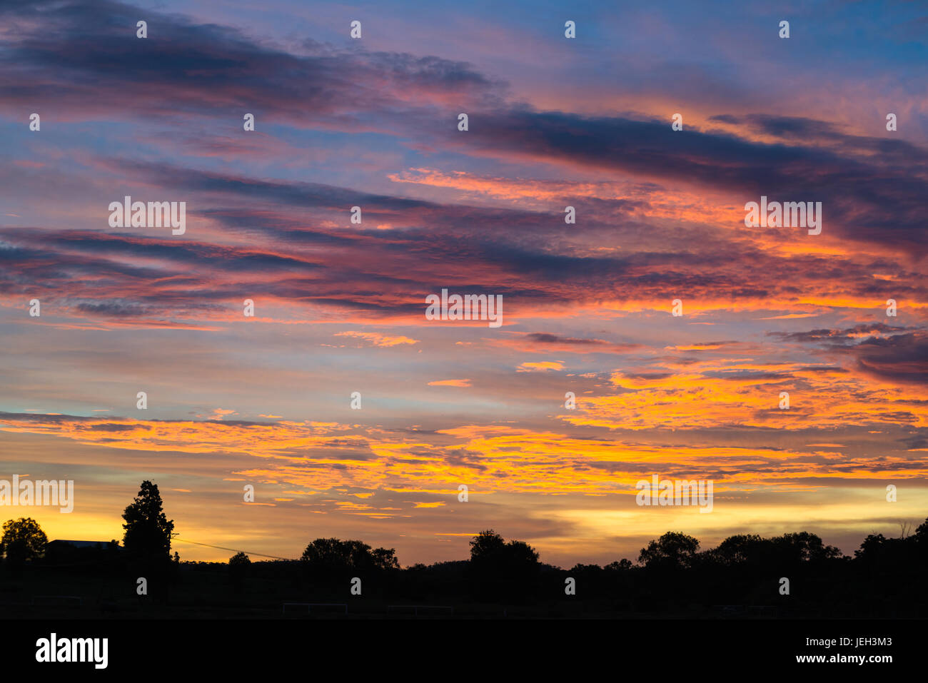 Spectaculaire coucher de soleil sur les terres agricoles près de Kakadu, Territoire du Nord, Australie. Banque D'Images