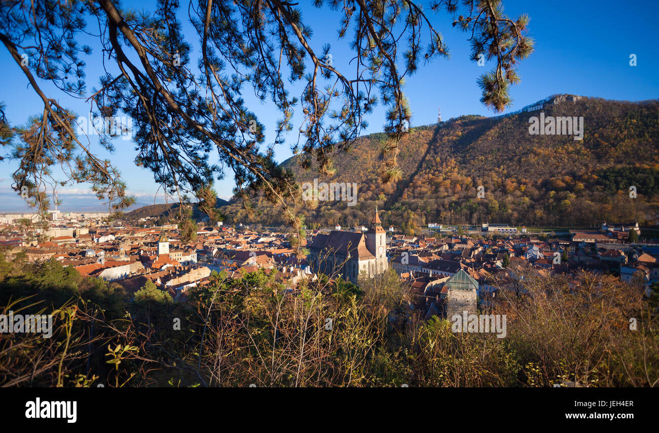 Vue de la ville de Brasov médiéval avec la montagne Tampa sur arrière-plan sur une journée ensoleillée d'automne, en Transylvanie, Roumanie. Banque D'Images