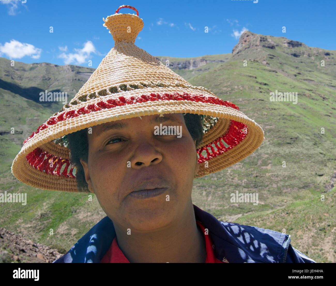 Portrait woman wearing hat Basotho traditionnelles montagnes Maloti Leribe Lesotho Afrique du Sud District Banque D'Images