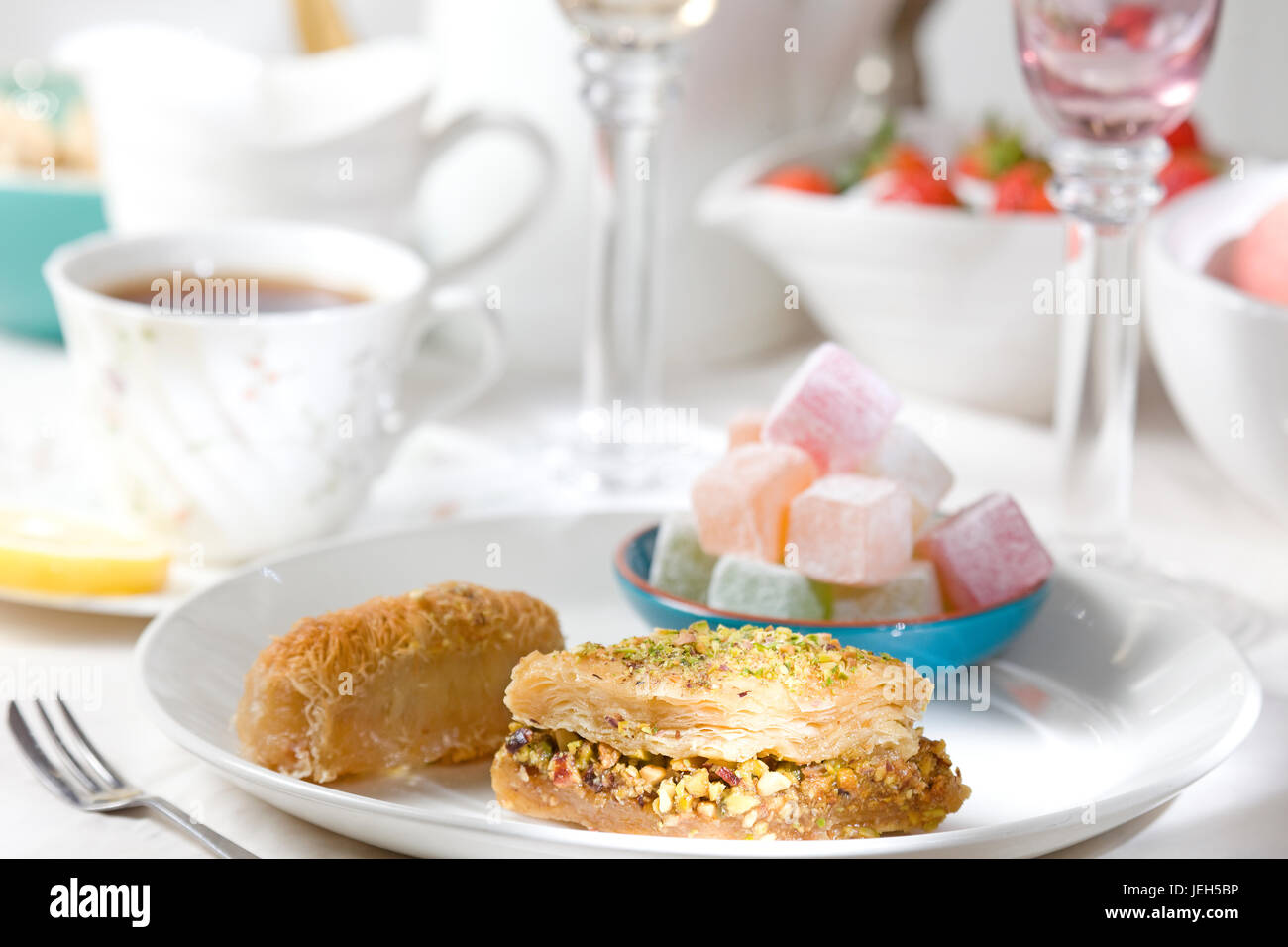 Baklava avec loukoum et thé citron table setting Banque D'Images