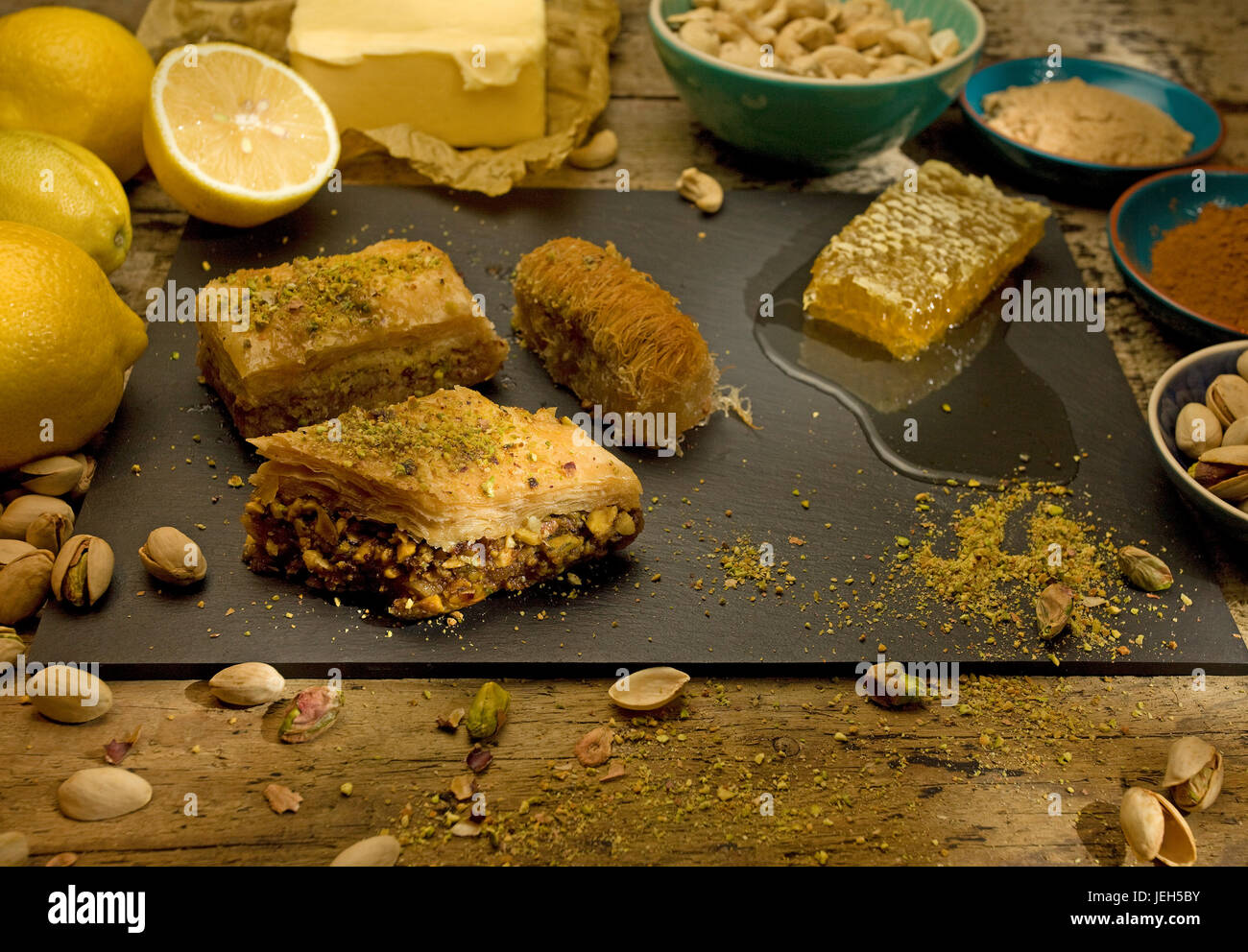 Baklava avec des ingrédients Banque D'Images