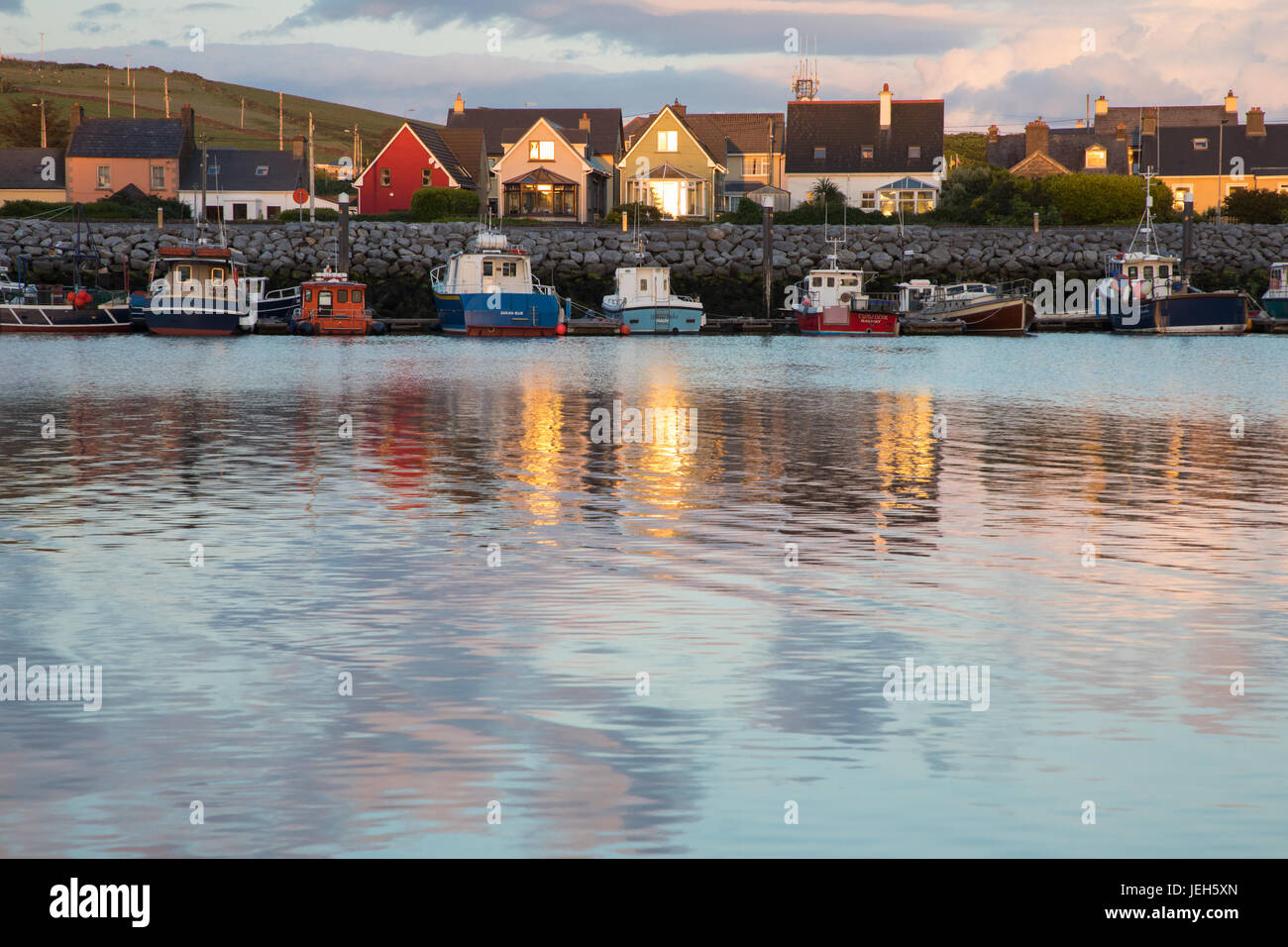 Le port de Dingle au coucher du soleil, le comté de Kerry, Irlande Banque D'Images