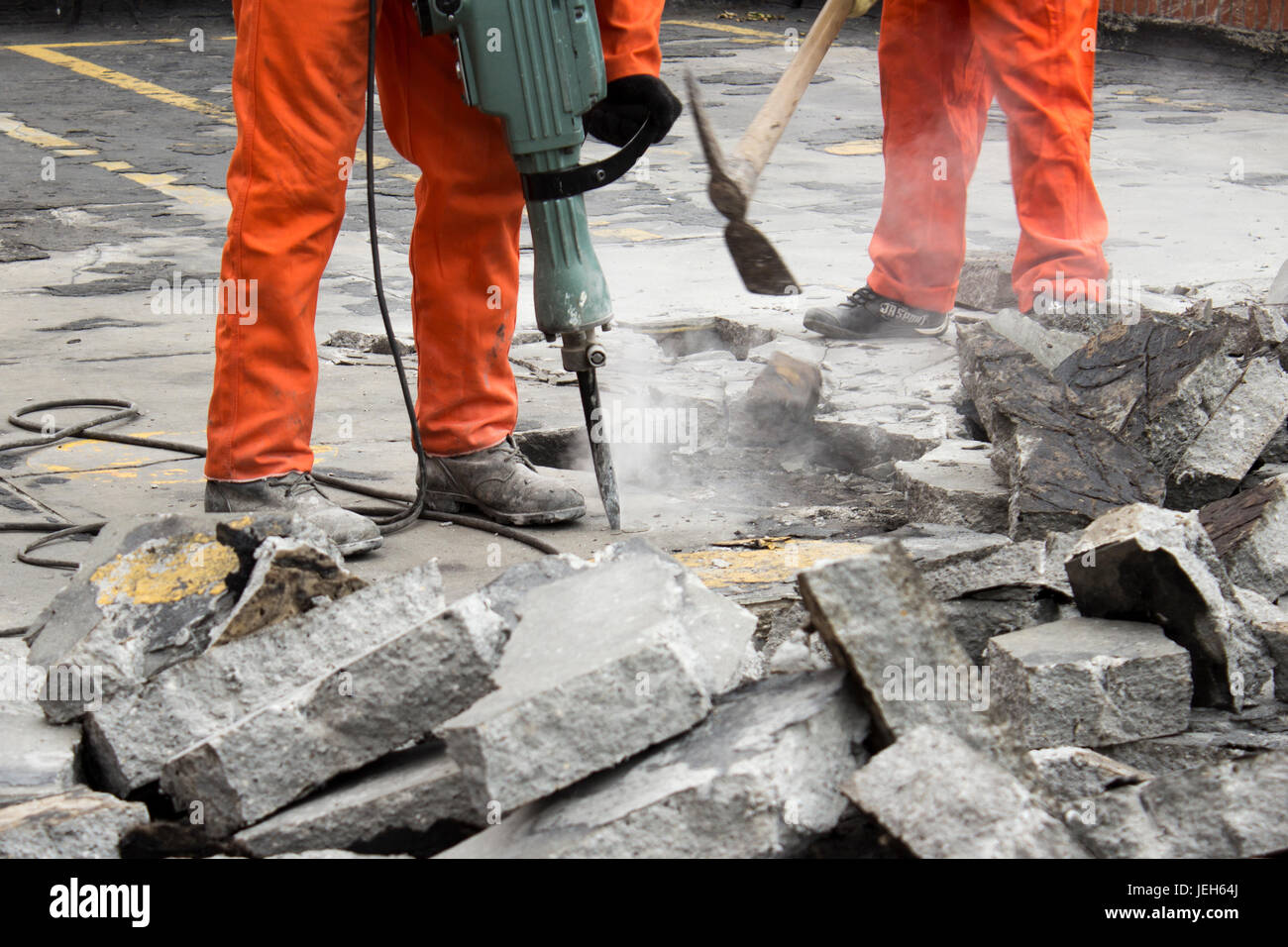 Les travailleurs au chantier de démolition de l'asphalte Banque D'Images