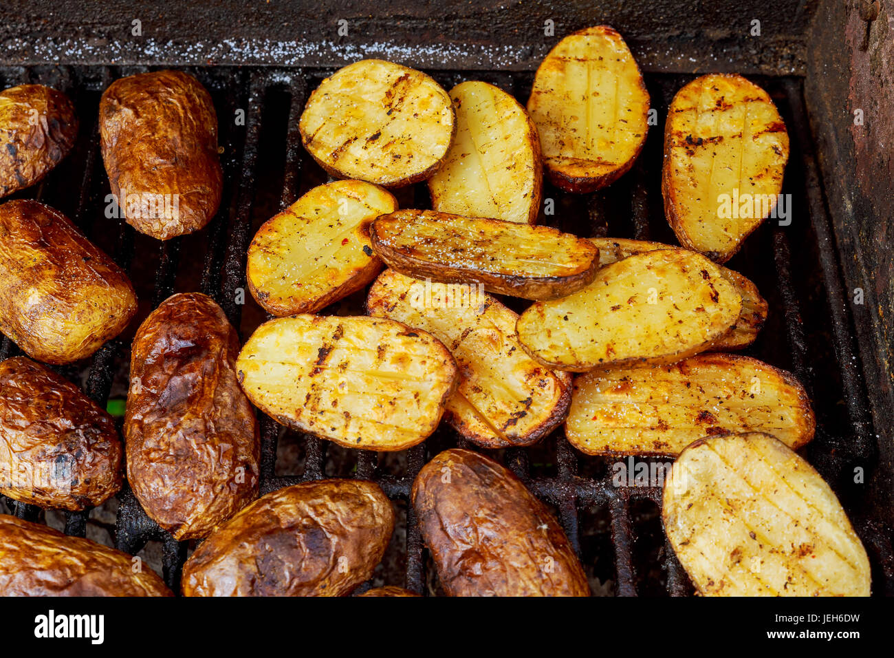 Grande Tranche de pommes de terre Village-Style sur Petites Installations  pour Barbecue grill au charbon Photo Stock - Alamy