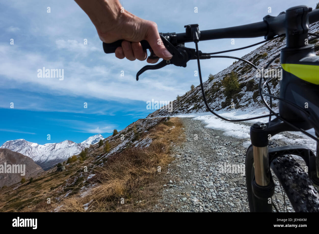 Vélo de montagne dans les Alpes Pennines, près de Zermatt, Valais, Suisse Banque D'Images