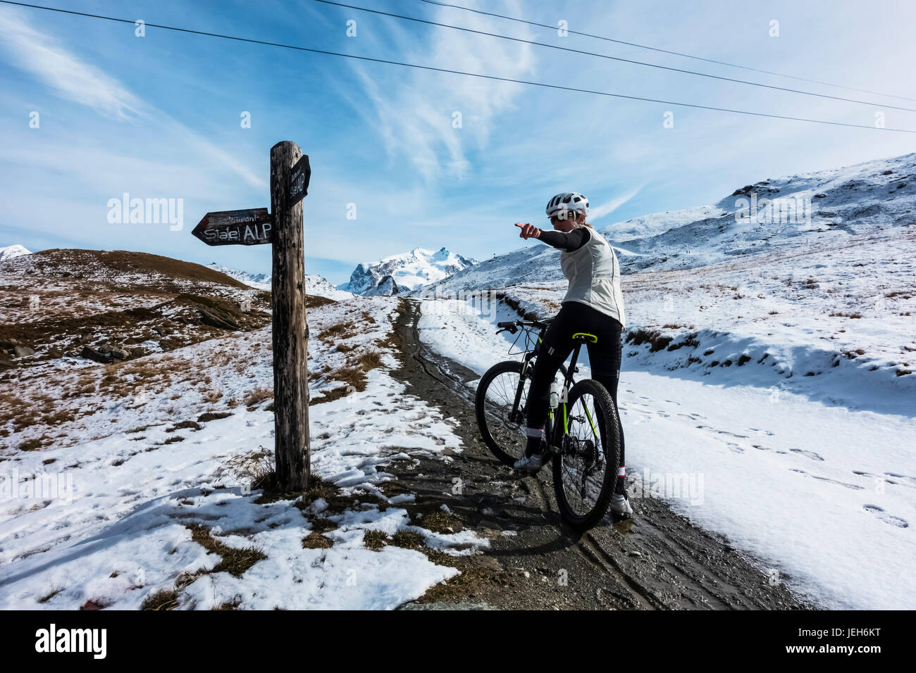 Vélo de montagne dans les Alpes Pennines, près de Zermatt, Valais, Suisse Banque D'Images