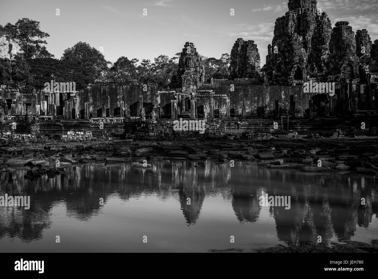 Temple Bayon reflète dans l'eau, Angkor Thom ; Krong Siem Reap, la Province de Siem Reap, Cambodge Banque D'Images