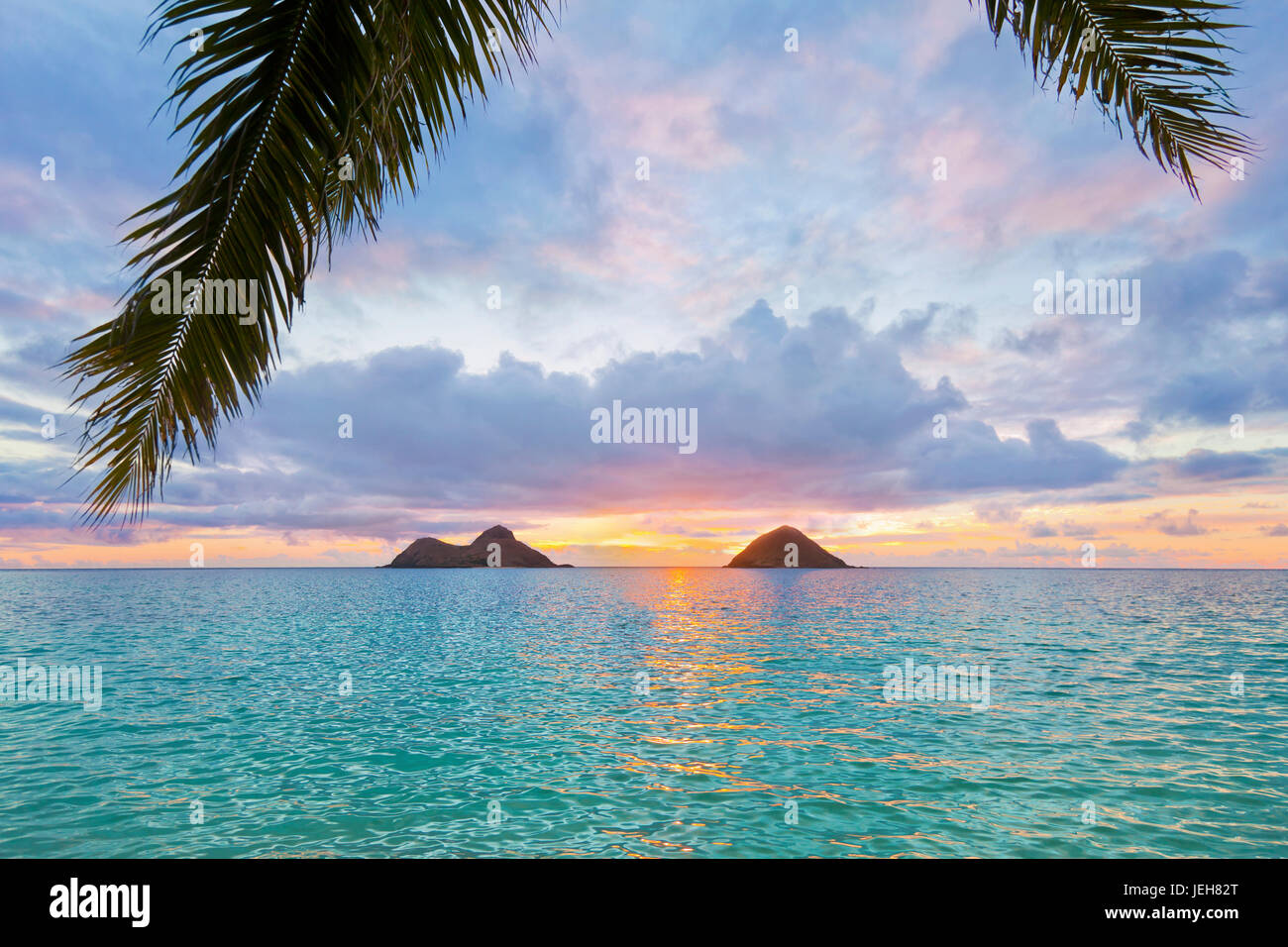 Beau lever de soleil à Lanikai Beach donnant sur le Makulua 1 Îles ; Kailua, Oahu, Hawaii, United States of America Banque D'Images