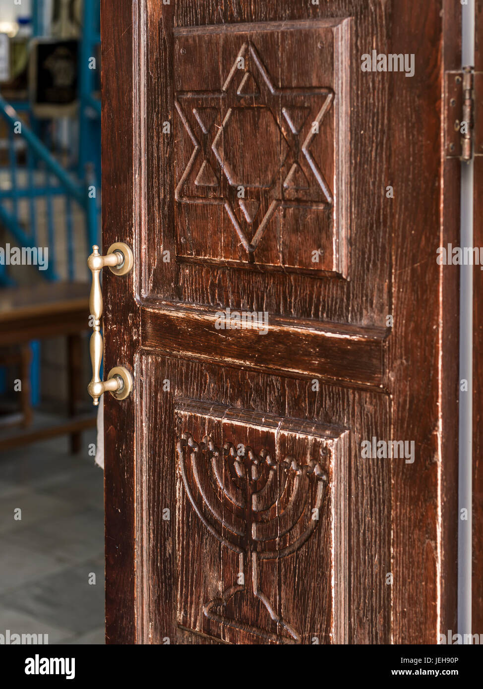 Porte en bois sculpté avec l'étoile de David et la menorah dans l'une des synagogues historiques de la ville, Beit Knesset Abuhav, Safed, Tibériade, Israël Banque D'Images
