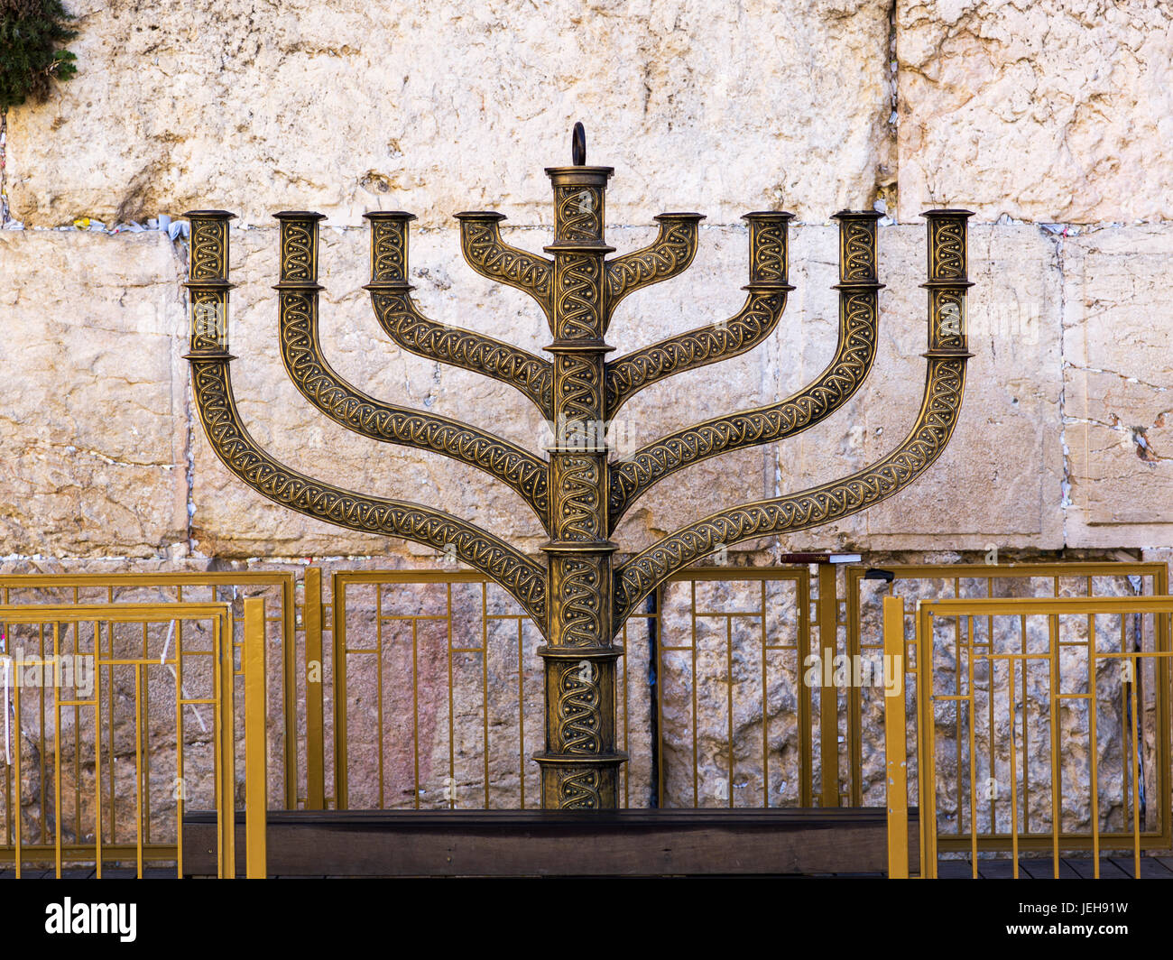 Menorah, face au mur occidental, Jérusalem | .urbanman