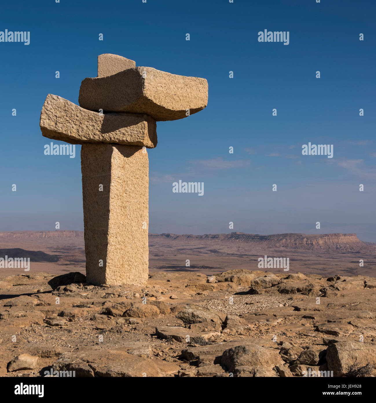La sculpture sur pierre à la pointe nord du cratère de Ramon, désert du Néguev, Mitzpe Ramon, District Sud, Israël Banque D'Images