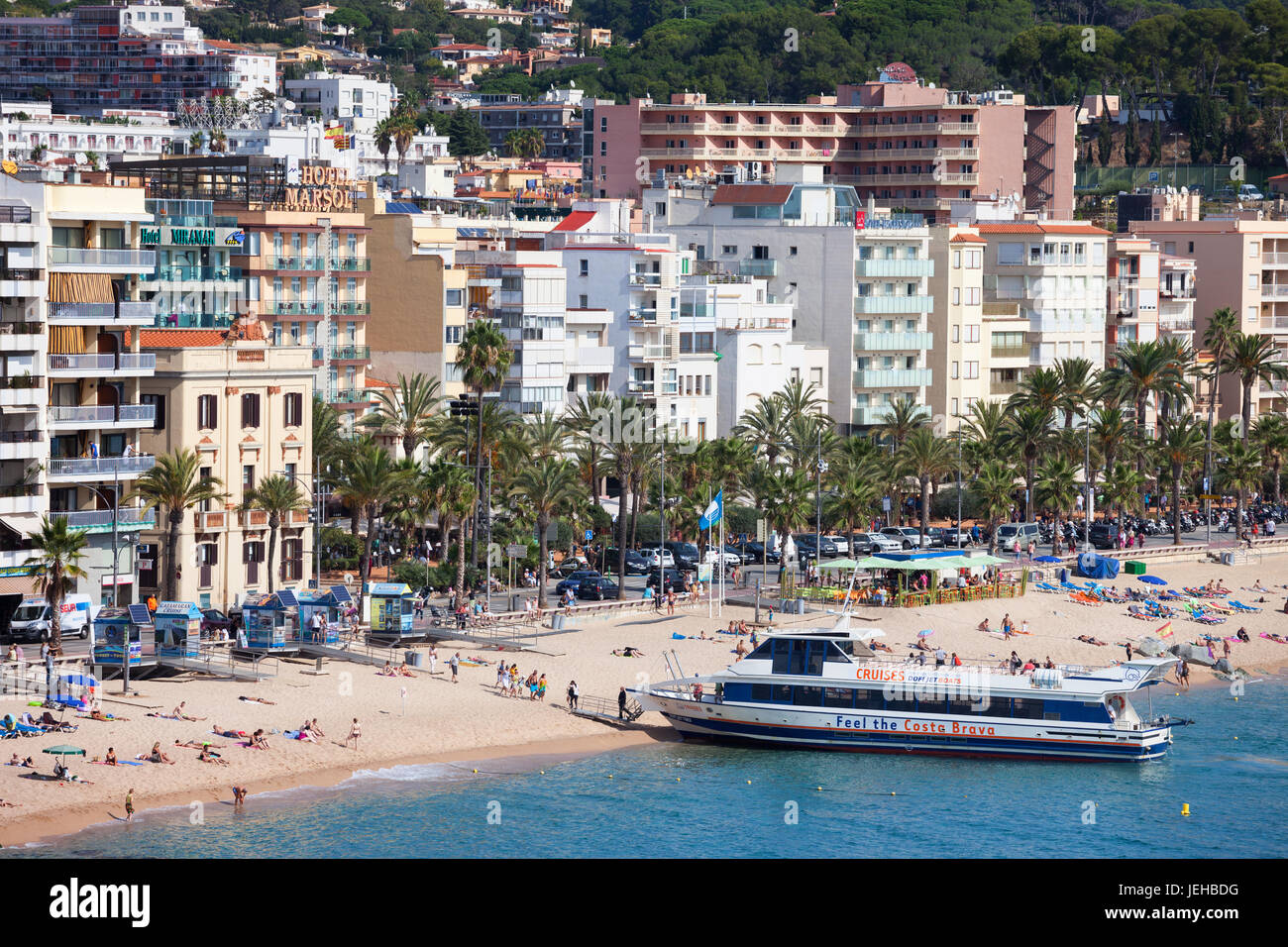 Lloret de Mar en Espagne, station balnéaire de Costa Brava, Dofi bateaux à jet bateau amarré à une plage à la Mer Méditerranée Banque D'Images