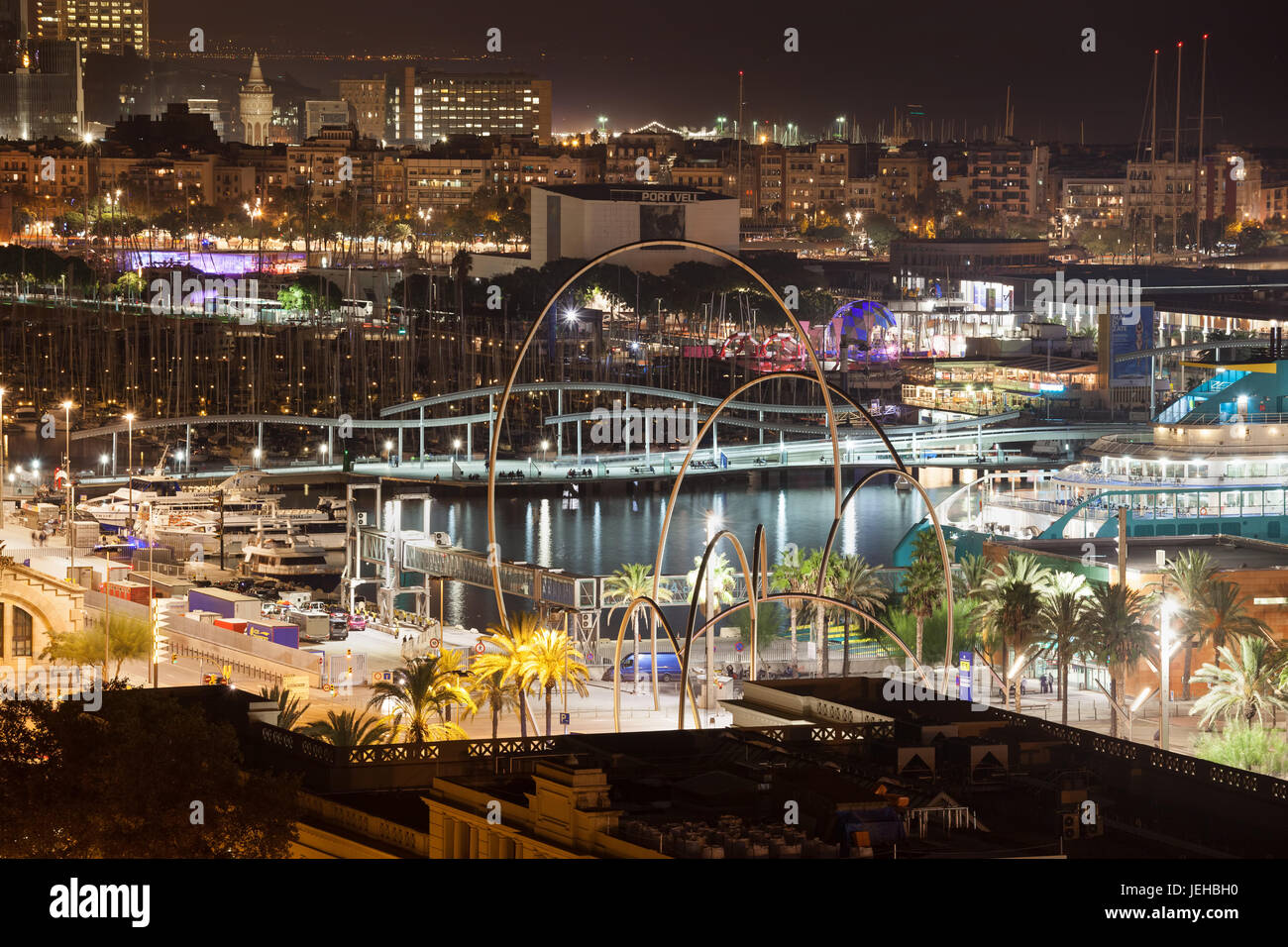 La ville de Barcelone de Nuit, Paysage urbain avec Rambla de Mar sur le Port Vell et Plaça de les Drassanes Banque D'Images