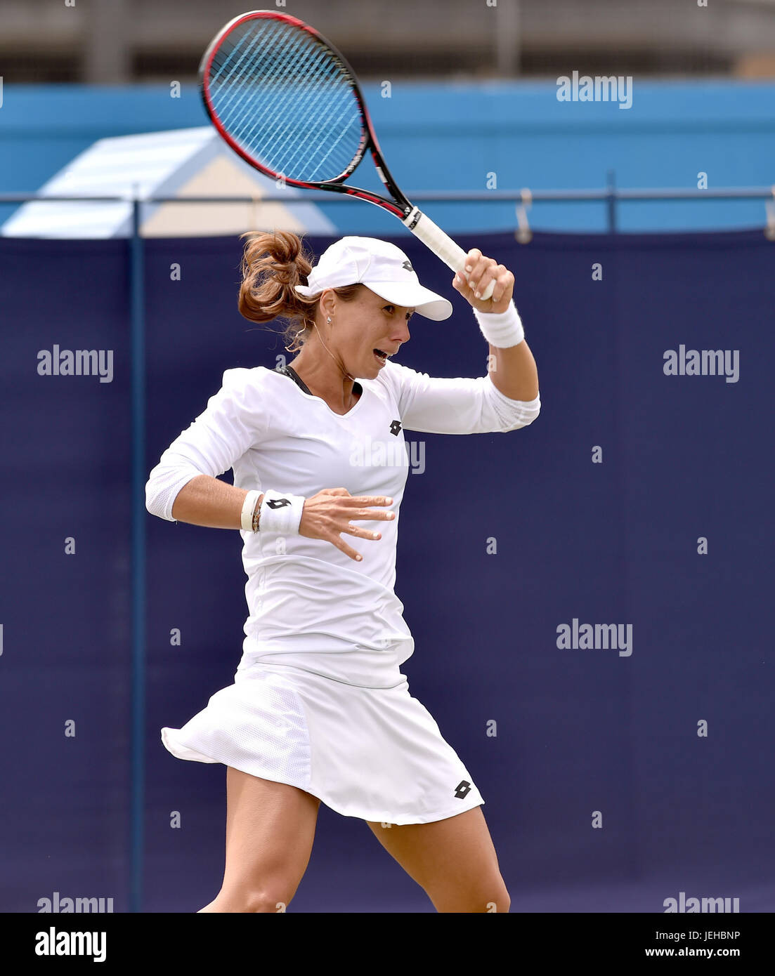 Varvara Lepchenko des USA en action contre Risa Ozaki du Japon au cours de l'Aegon tennis Eastbourne International tournament à Devonshire Park à Eastbourne East Sussex UK. 25 Juin 2017 Banque D'Images