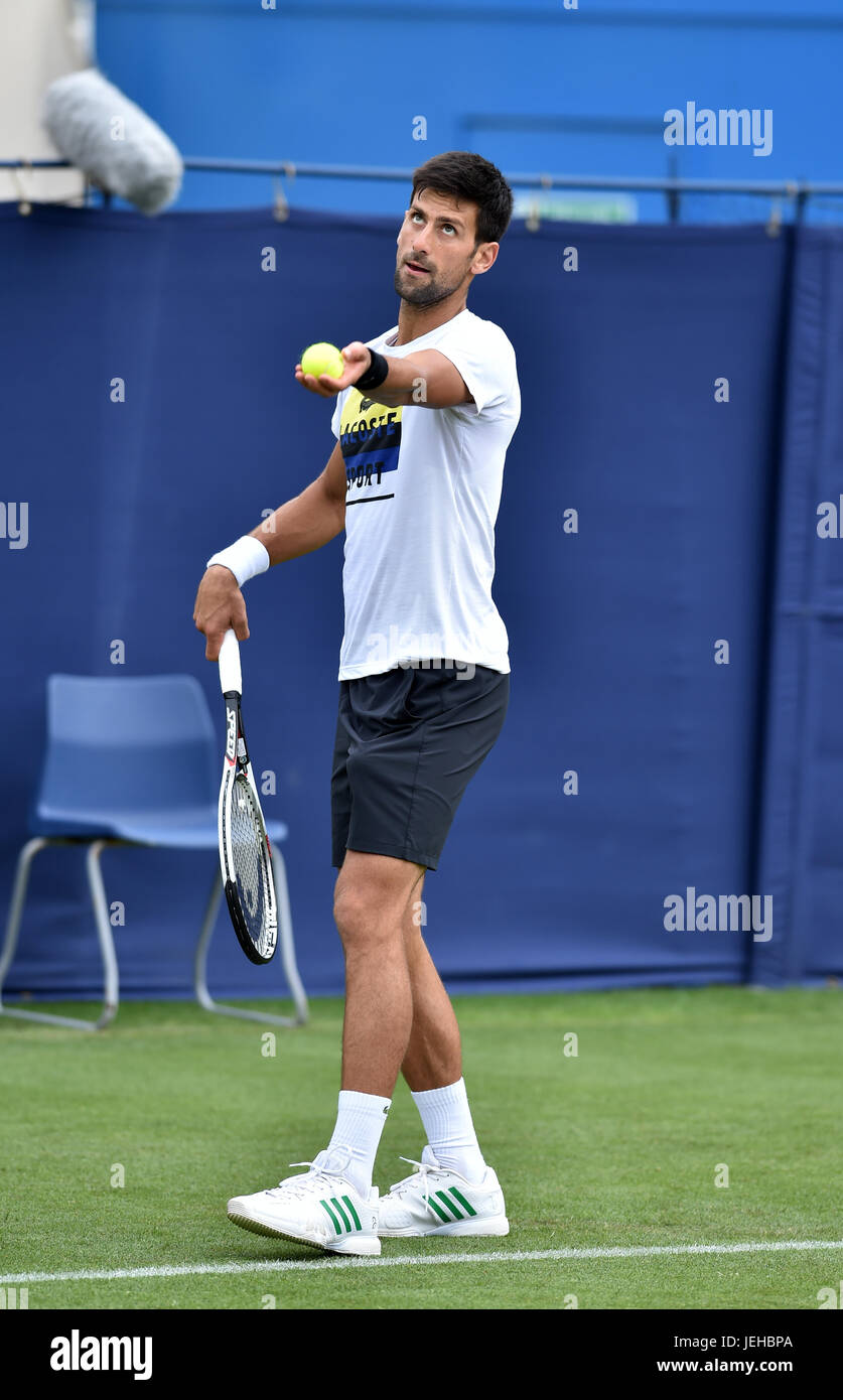Novac Djokovic pratiquant à l'Aegon le tournoi international de tennis du Devonshire Park à Eastbourne East Sussex UK. 25 juin 2017 Photo prise par Simon Dack Banque D'Images