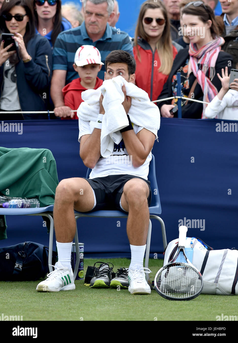 Novac Djokovic pratiquant à l'Aegon le tournoi international de tennis du Devonshire Park à Eastbourne East Sussex UK. 25 Juin 2017 Banque D'Images