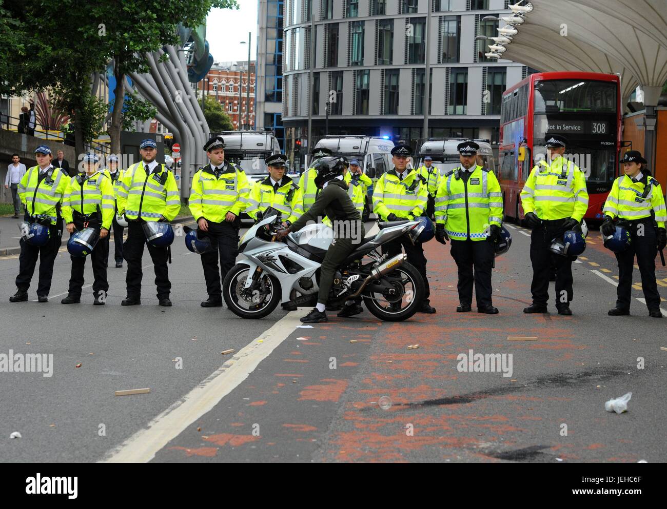 Face à face avec des militants de la police alors qu'ils protestent sur la mort d'Edir frederico da Costa, qui est mort le 21 juin six jours après avoir été arrêté dans une voiture par des agents de la Police métropolitaine de bécasses, Beckton, Newham, dans l'Est de Londres. Banque D'Images