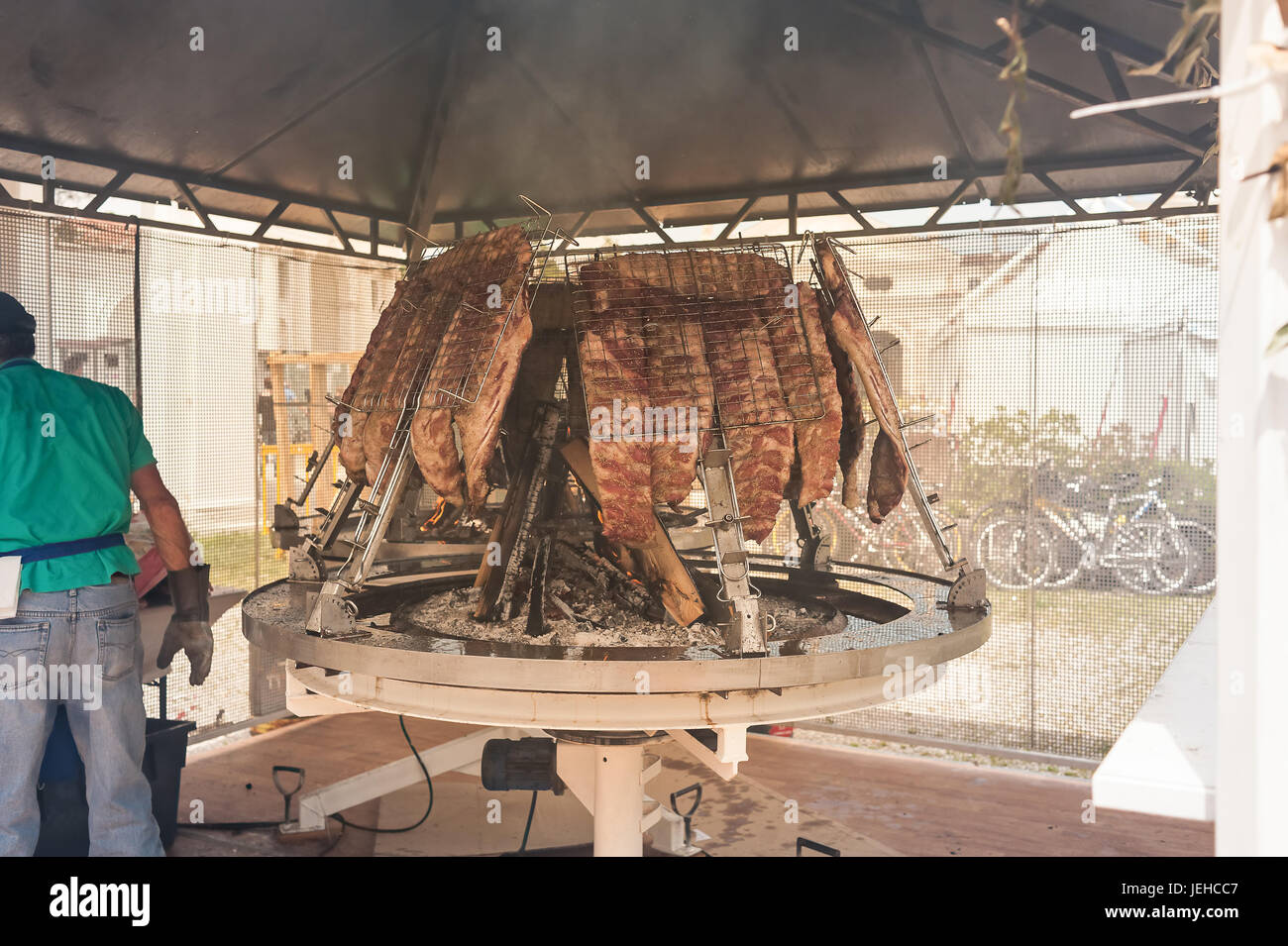 Barbecue traditionnel asado, lave en Argentine. La viande rôtie de boeuf cuit sur un gril vertical placé autour de fire Banque D'Images