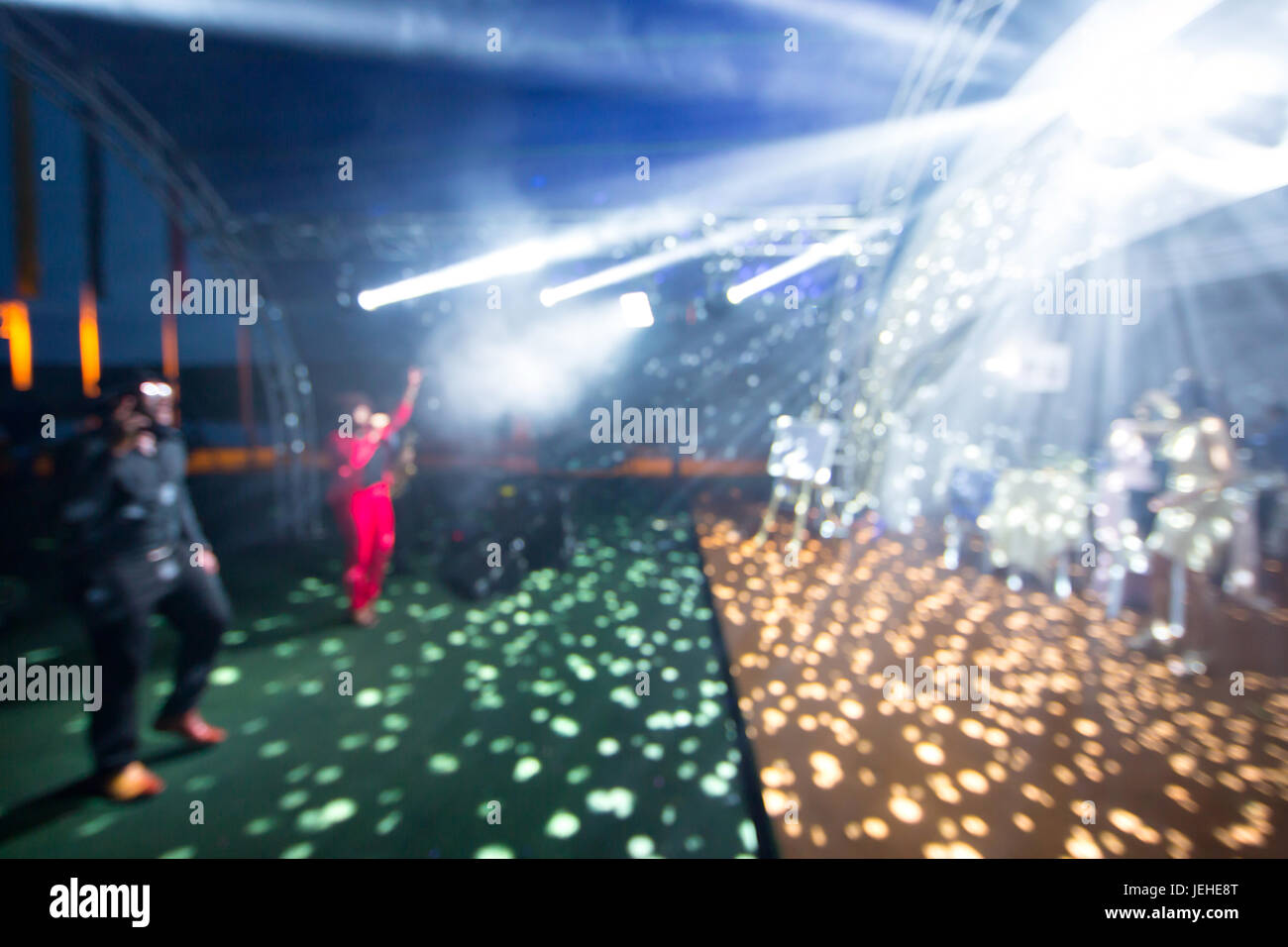 Floue lumières colorées à l'intérieur music club Banque D'Images