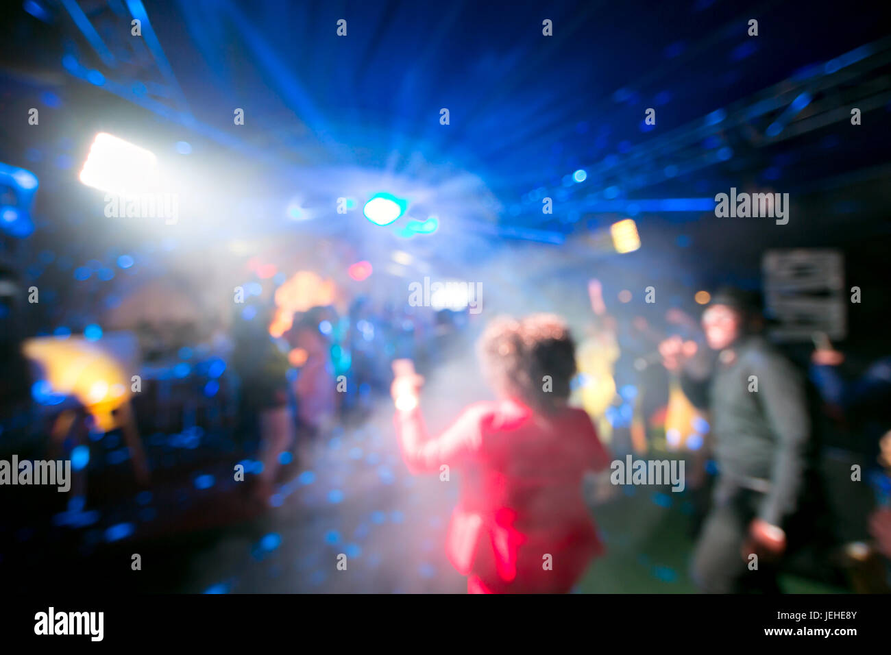 Floue lumières colorées à l'intérieur music club Banque D'Images