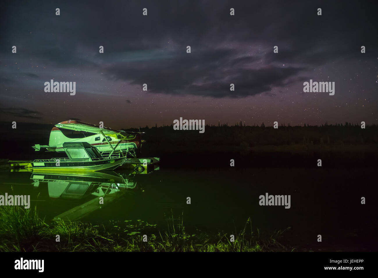 Un hydravion Beaver de Havilland amarré à la nuit sur la rivière Kvichak, Bristol Bay, région sud-ouest de l'Alaska, USA Banque D'Images