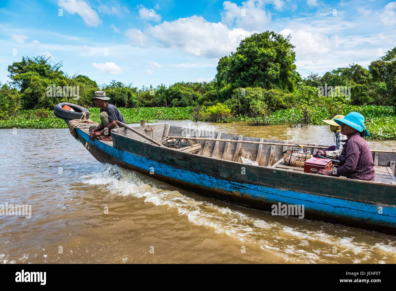 Quelques balades en bateau en bois le long de la rivière ; Kampong Phluk, Province de Siem Reap, Cambodge Banque D'Images