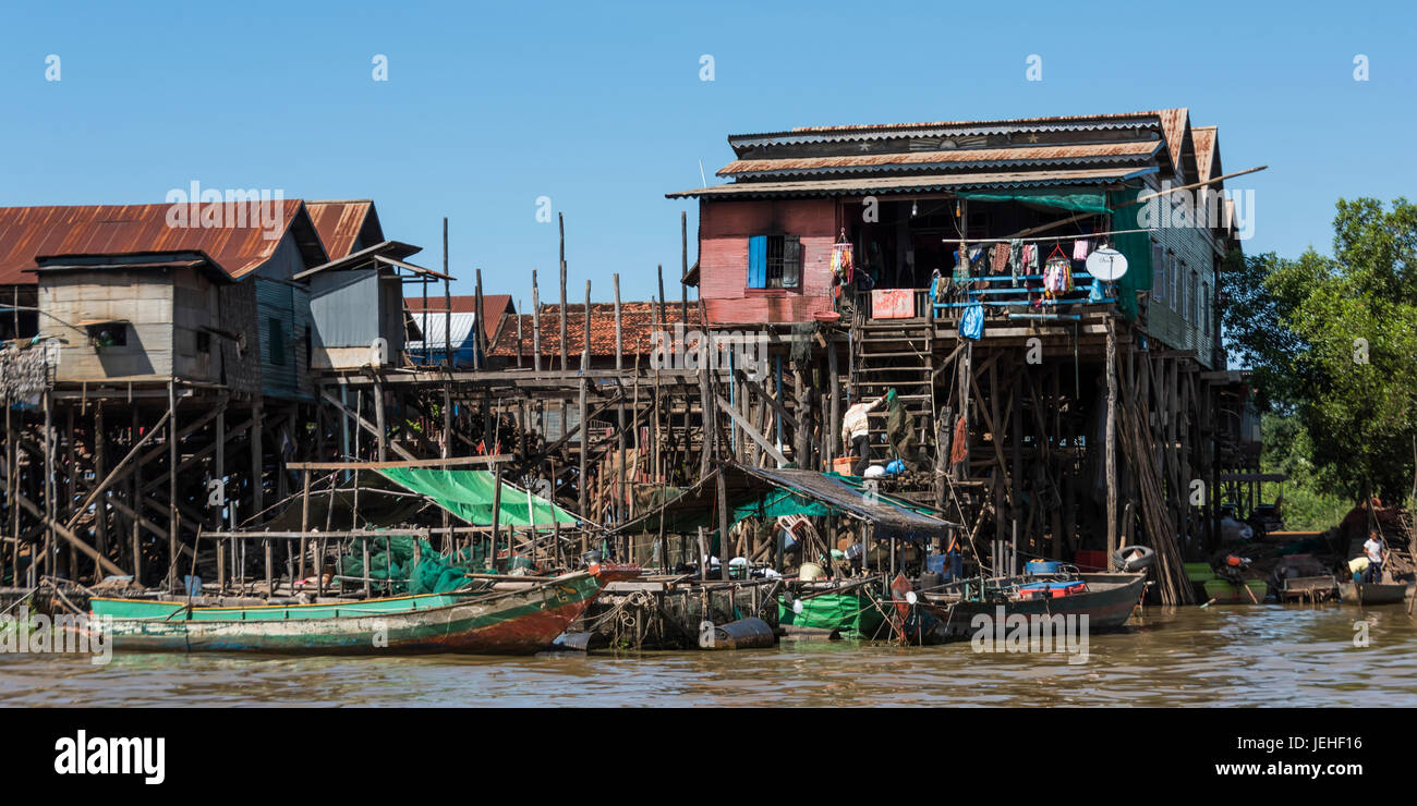 Un village flottant appelé Kampong Phluk sur le Tonlé Sap ; la province de Siem Reap, Cambodge Banque D'Images