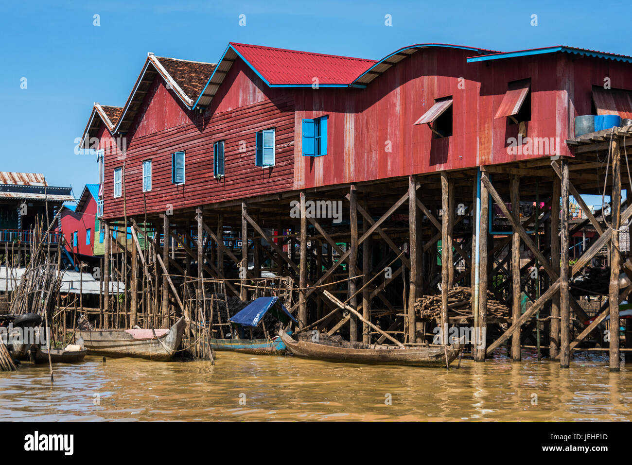 Un village flottant appelé Kampong Phluk sur le Tonlé Sap ; la province de Siem Reap, Cambodge Banque D'Images