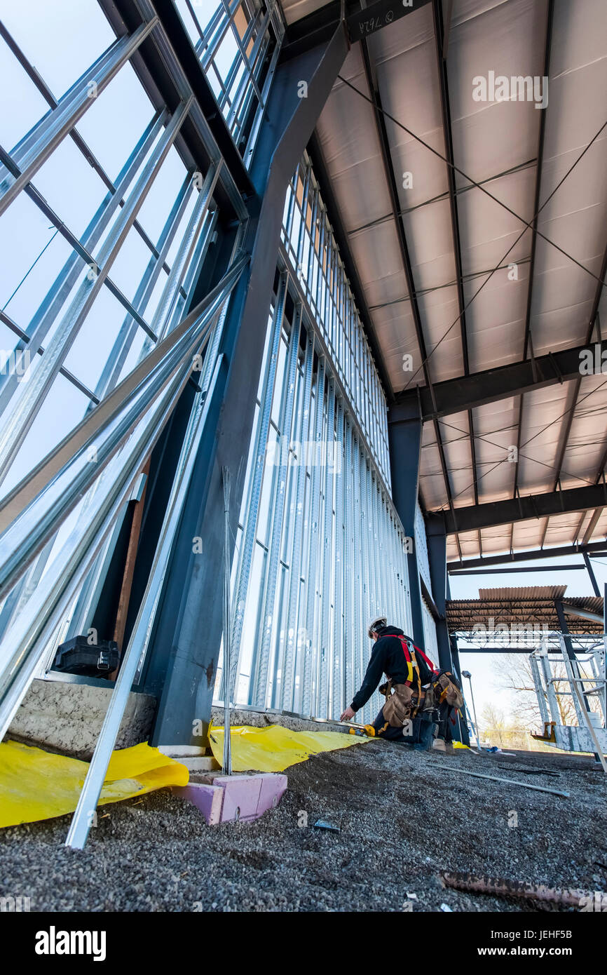 Un travailleur de la construction travaillant à l'intérieur d'un bâtiment de l'église ; Grimsby, Ontario, Canada Banque D'Images