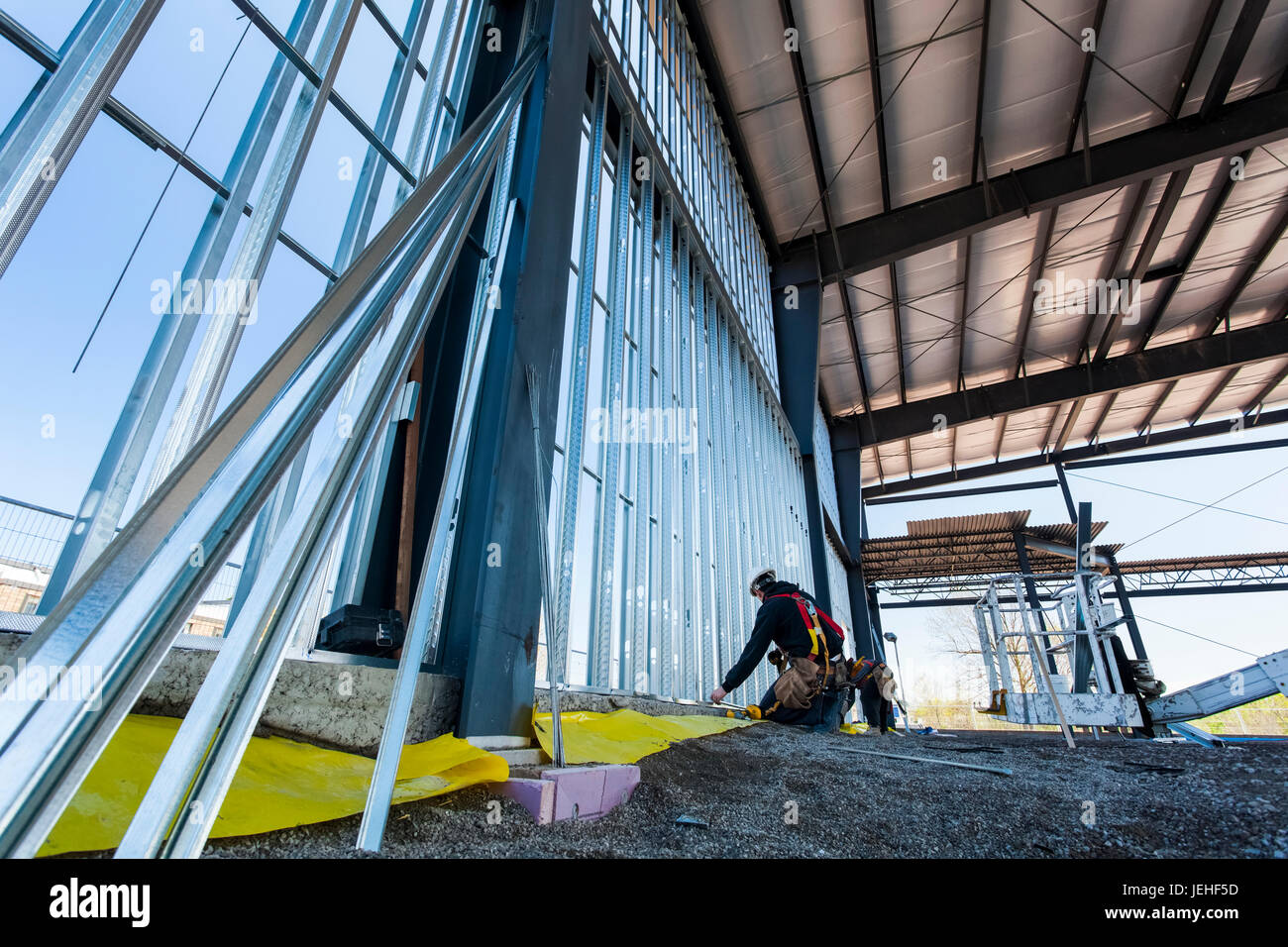 Un travailleur de la construction travaillant à l'intérieur d'un bâtiment de l'église ; Grimsby, Ontario, Canada Banque D'Images