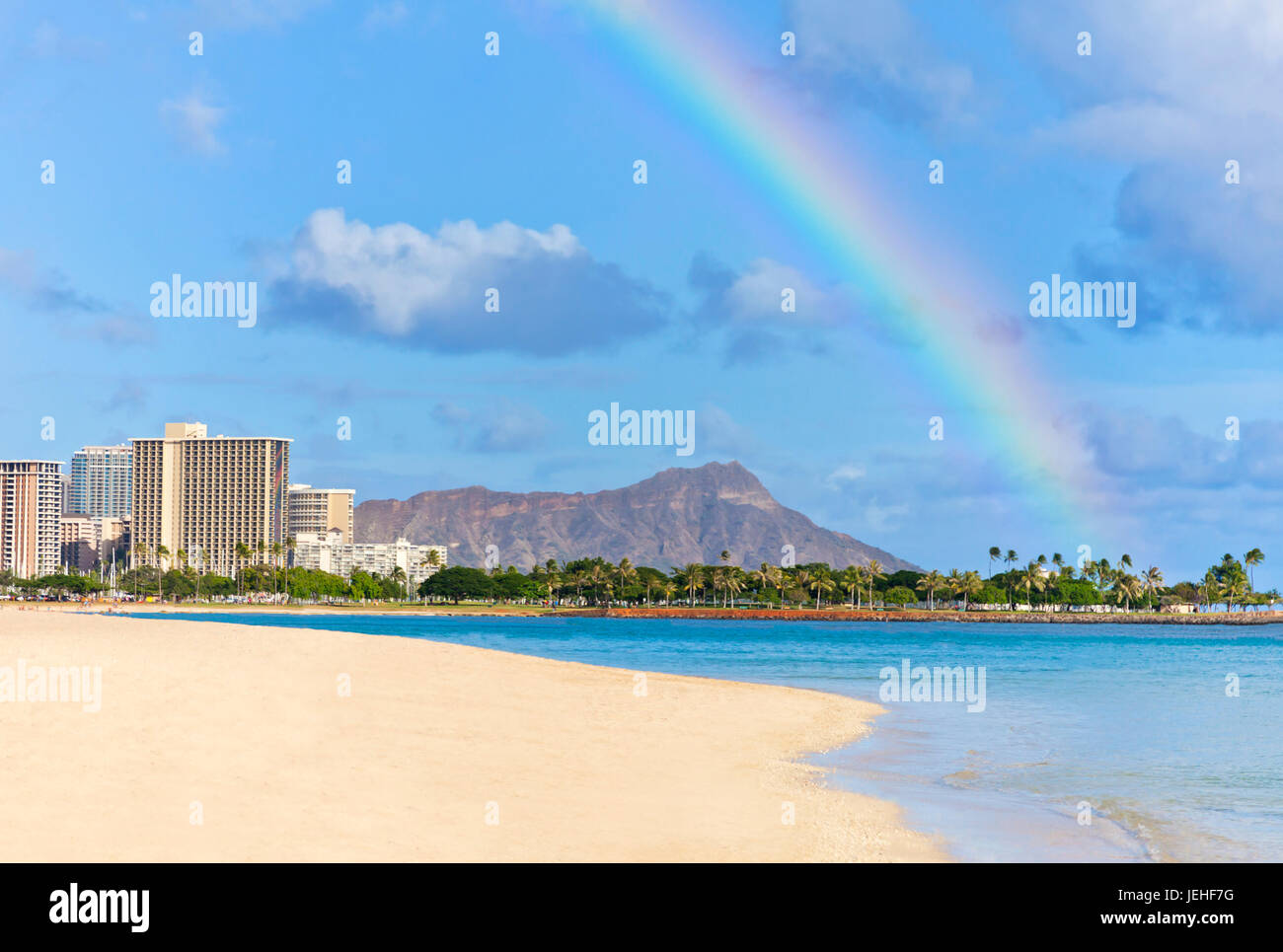 Vue sur Waikiki beach et Diamond Head crater à Ala Moana Beach Park avec un arc-en-ciel ; Honolulu, Oahu, Hawaii, United States of America Banque D'Images