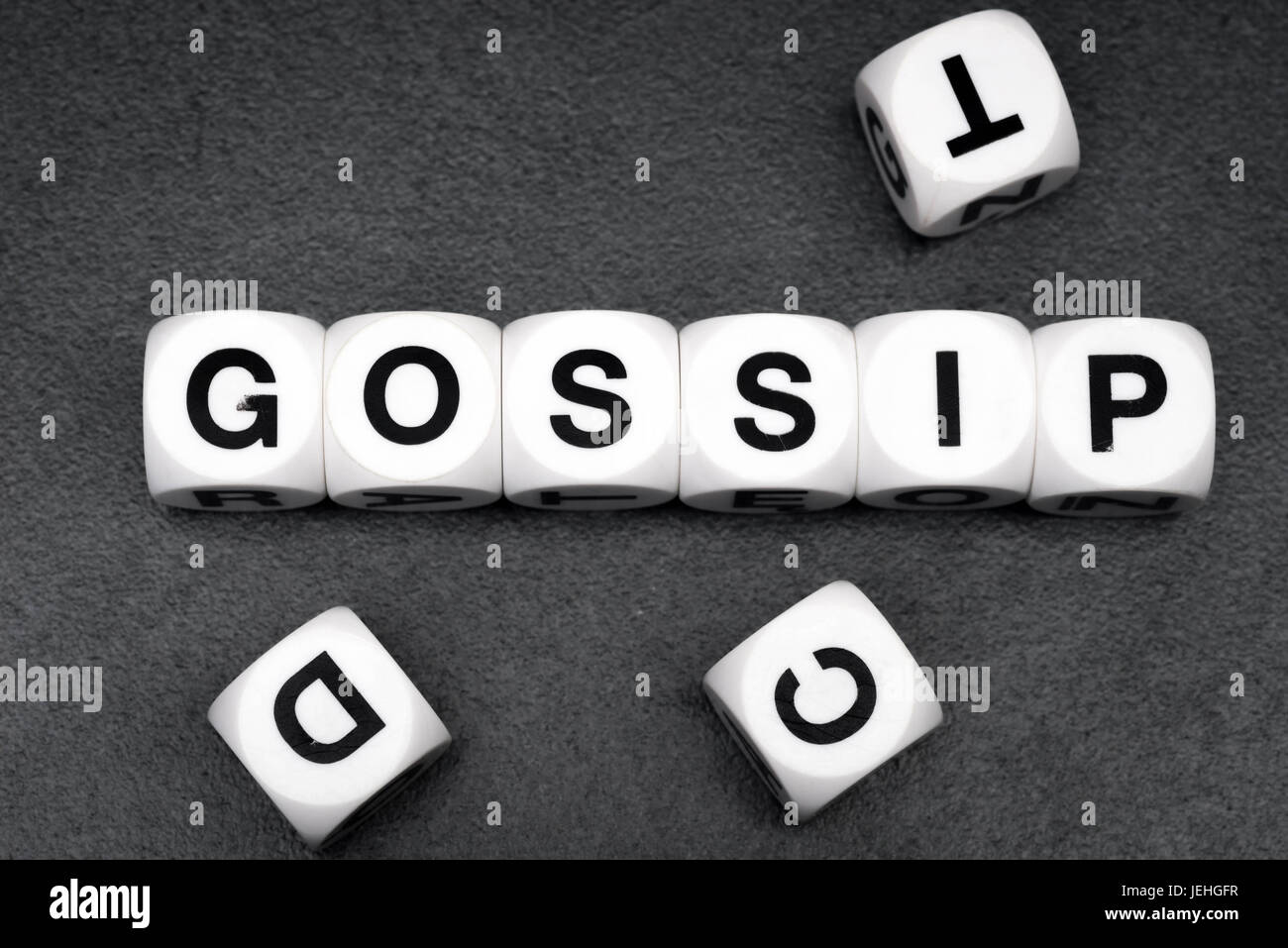 Mot gossip on white cubes jouet Banque D'Images