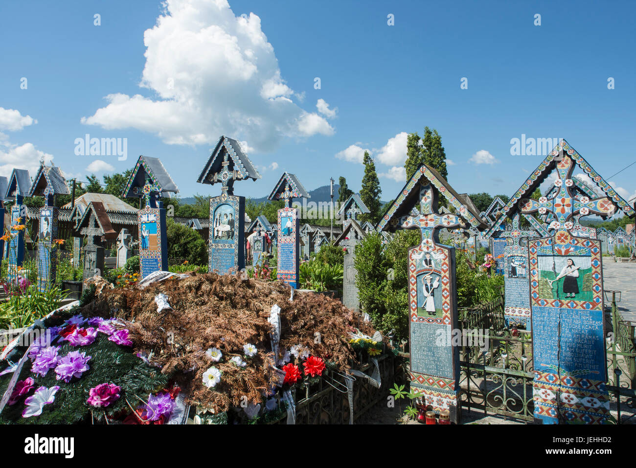 Les tombes de couleur dans le Cimetière Joyeux de Sapanta Maramures, Roumanie, région Banque D'Images