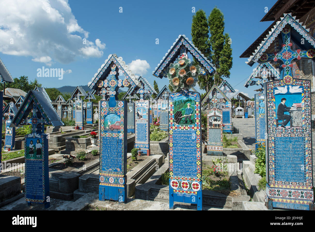 Les tombes de couleur dans le Cimetière Joyeux de Sapanta Maramures, Roumanie, région Banque D'Images