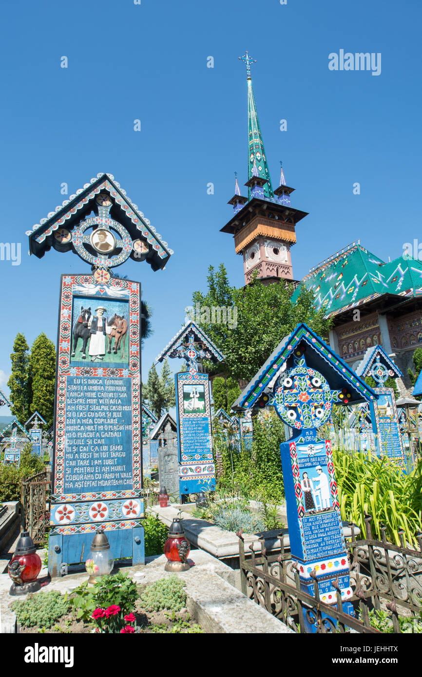 Les tombes de couleur dans le Cimetière Joyeux de Sapanta Maramures, Roumanie, région Banque D'Images