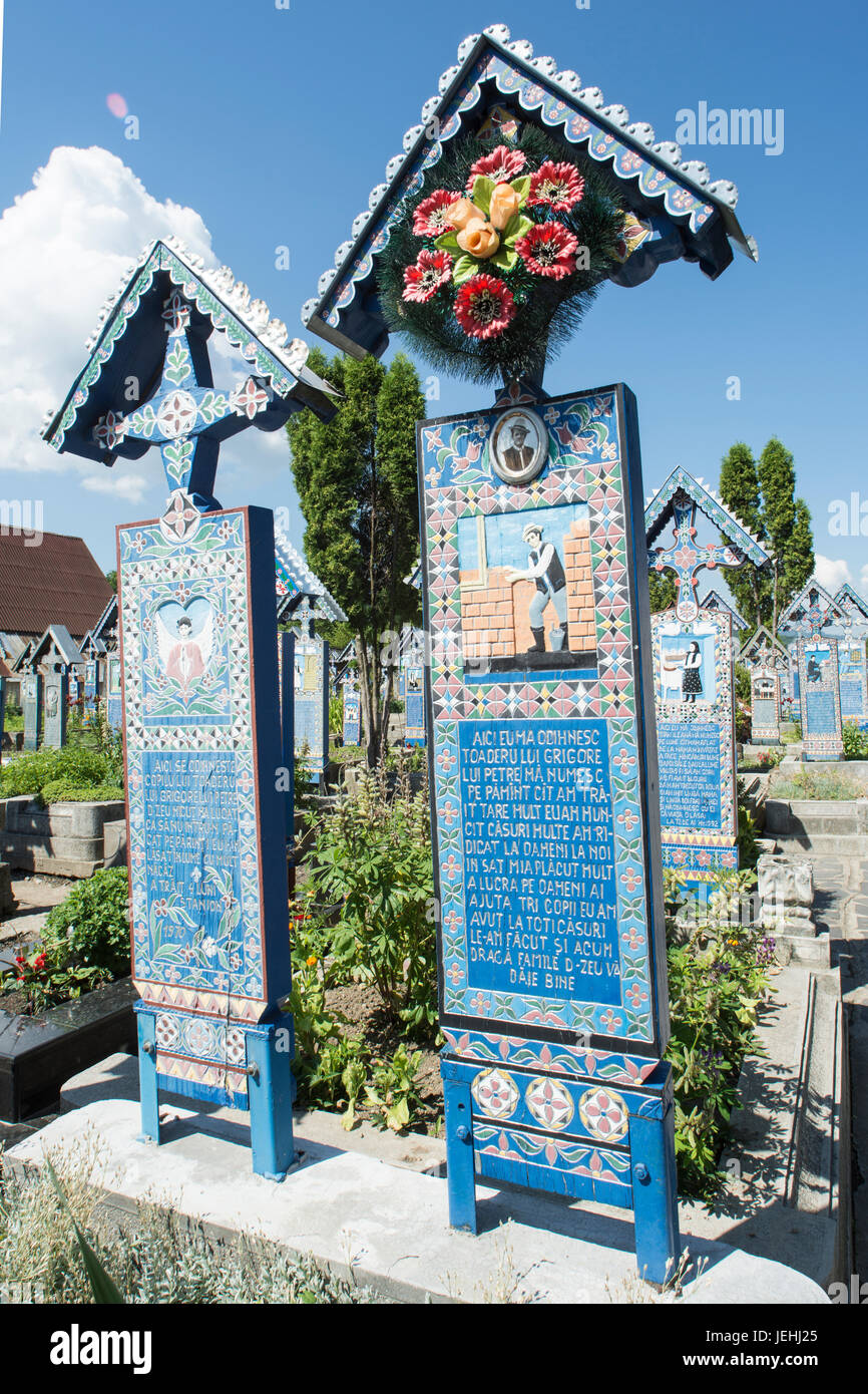 Les tombes de couleur dans le Cimetière Joyeux de Sapanta Maramures, Roumanie, région Banque D'Images