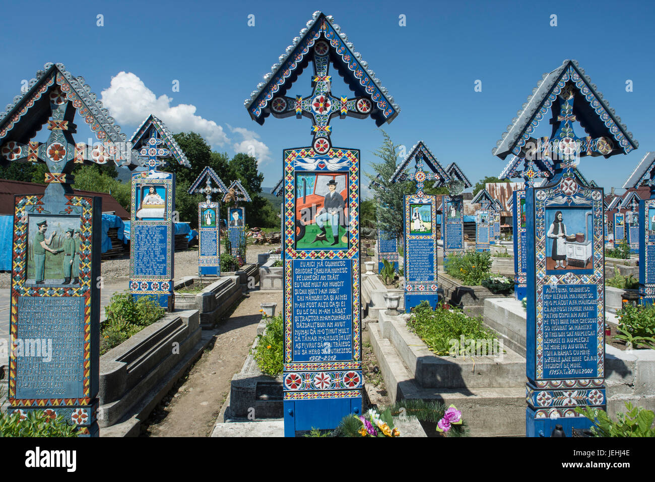 Les tombes de couleur dans le Cimetière Joyeux de Sapanta Maramures, Roumanie, région Banque D'Images
