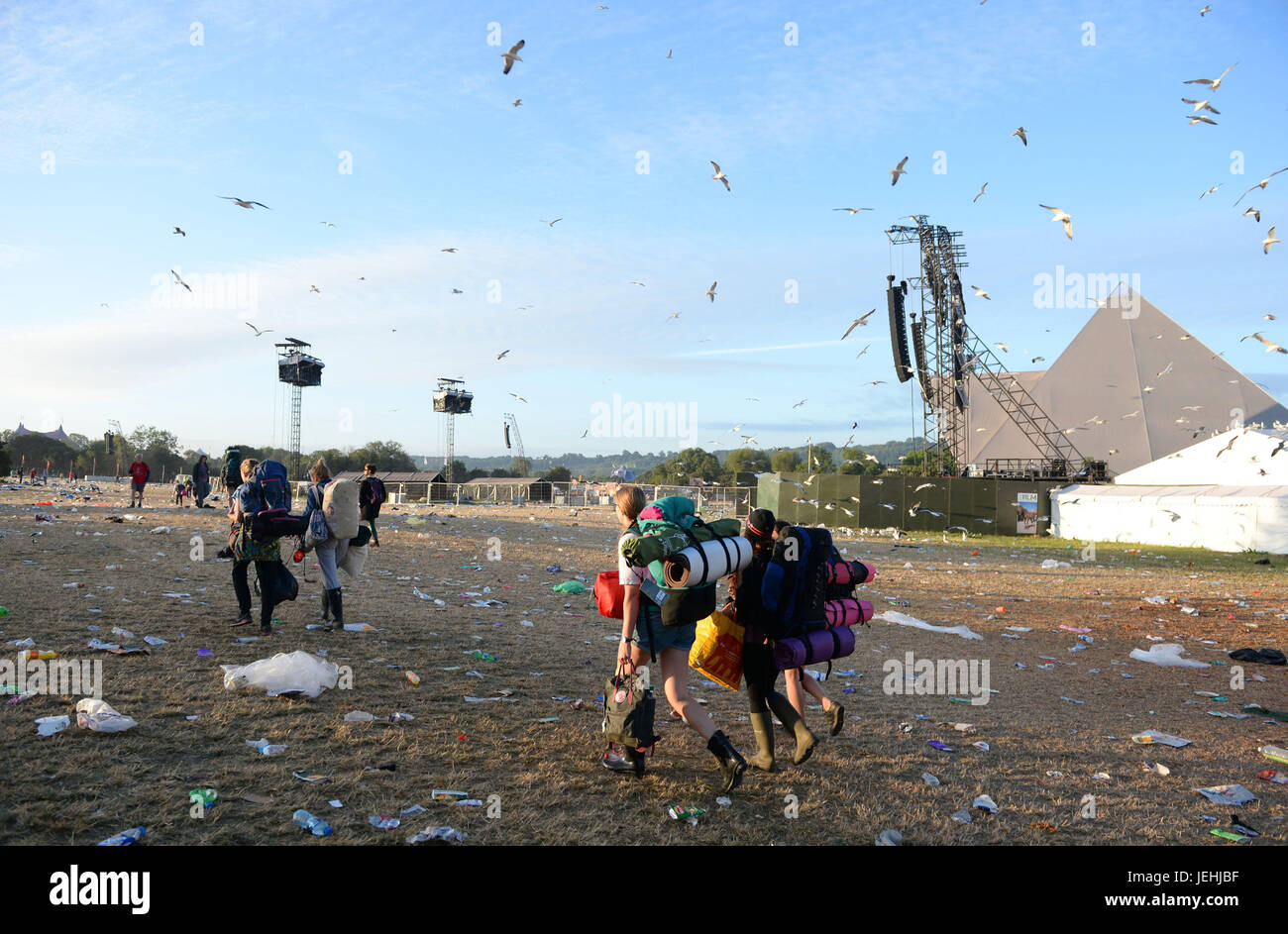 Festivaliers suite au festival de Glastonbury à la ferme digne dans Pilton, Somerset. Banque D'Images