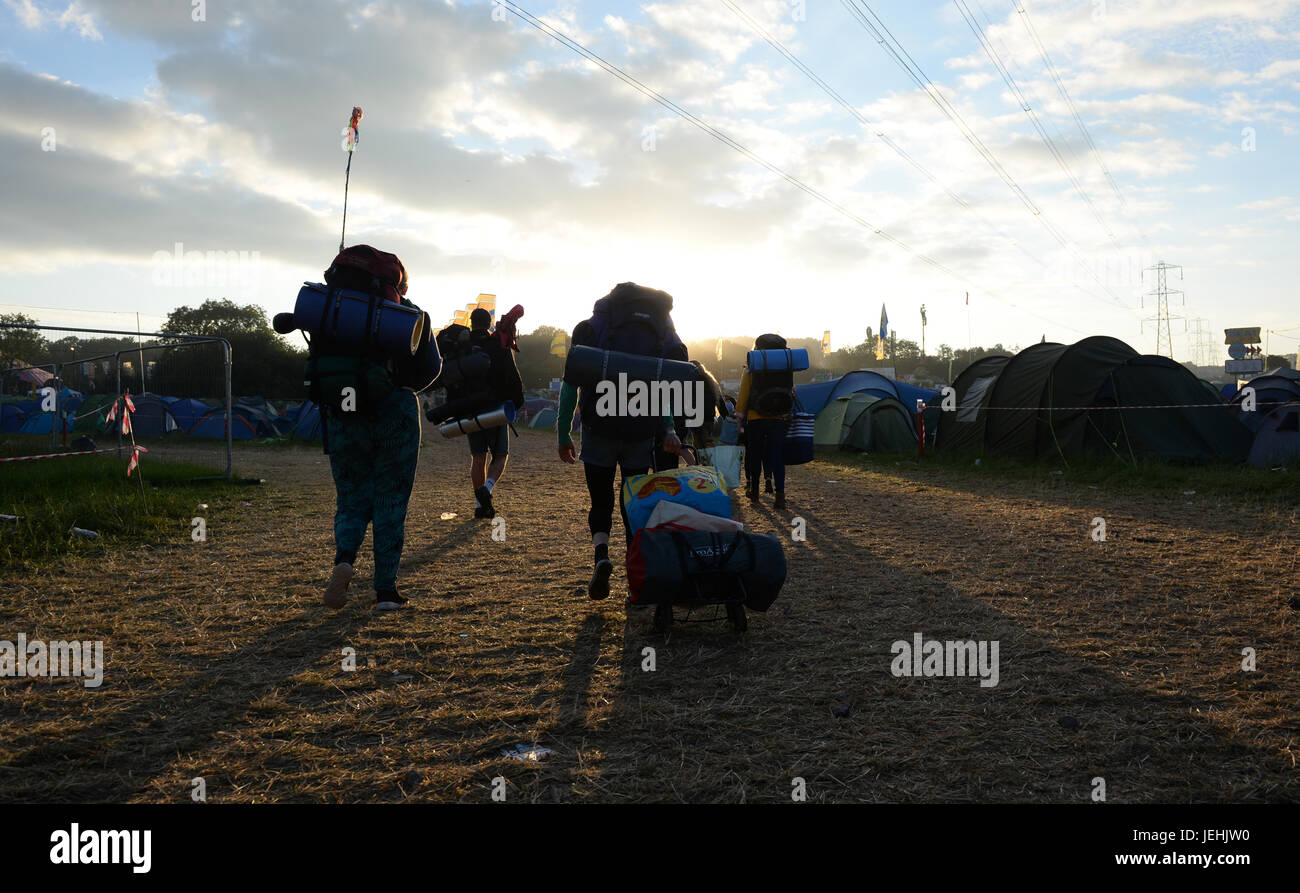 Festivaliers suite au festival de Glastonbury à la ferme digne dans Pilton, Somerset. Banque D'Images