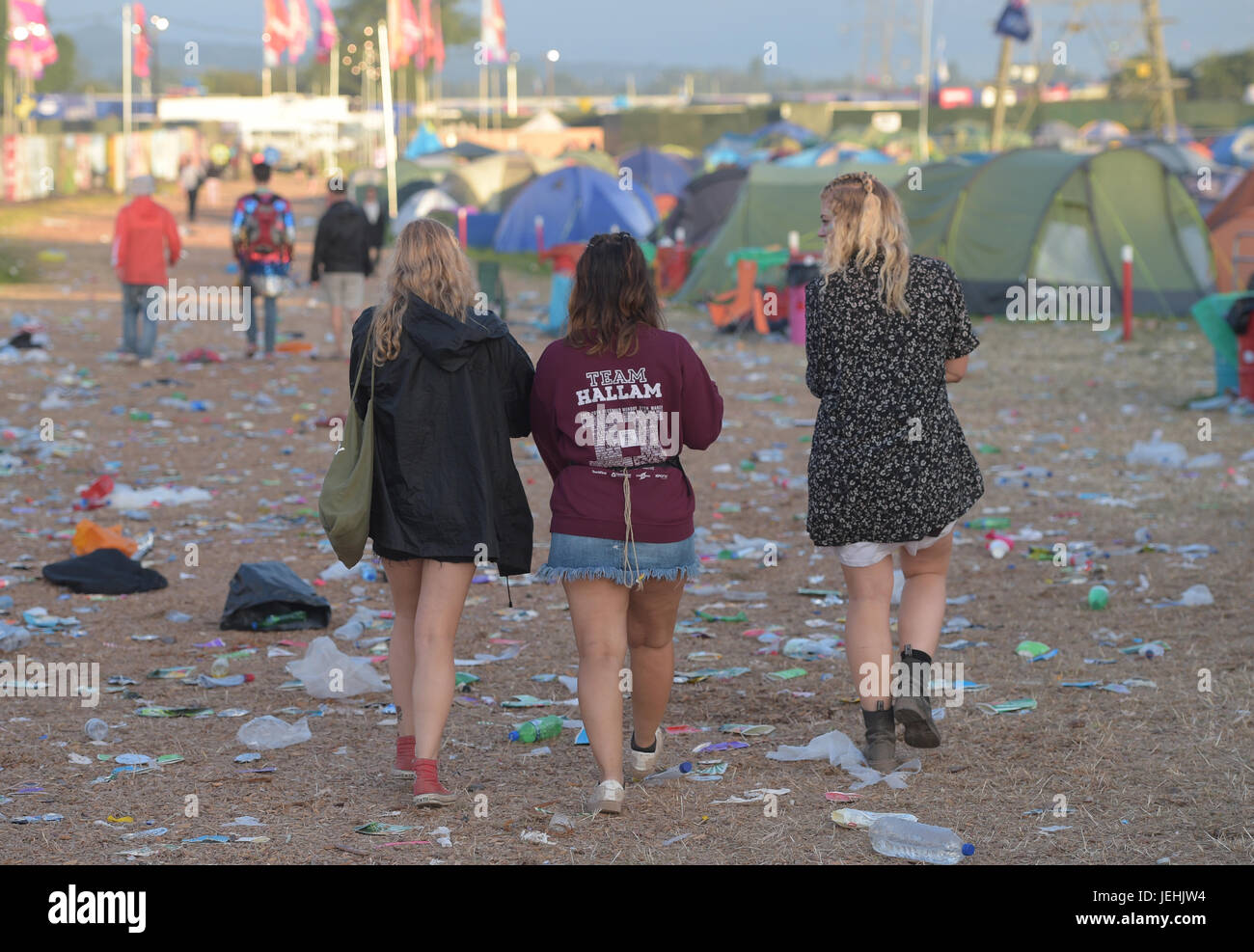 Festivaliers suite au festival de Glastonbury à la ferme digne dans Pilton, Somerset. Banque D'Images