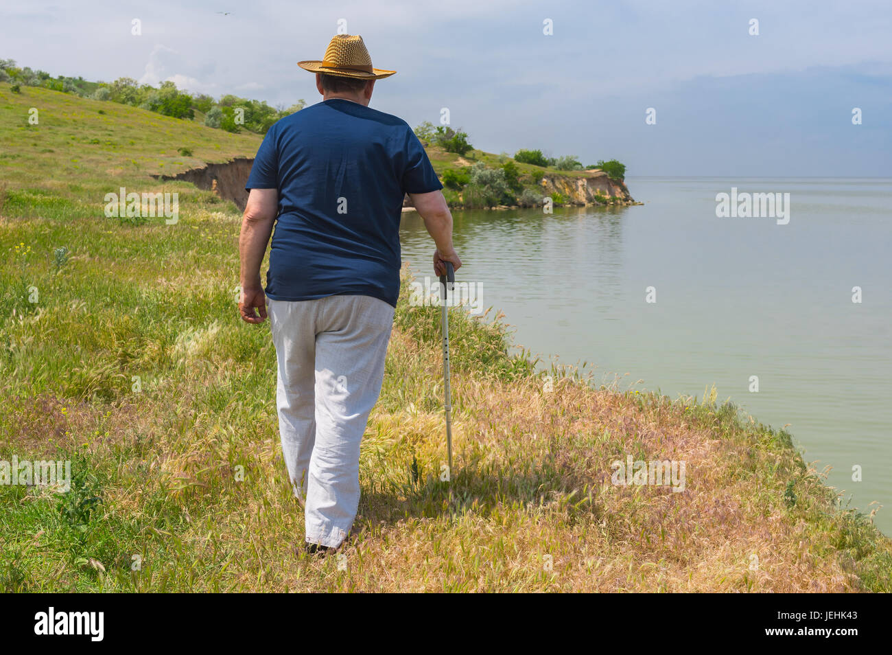 Lonely man t-shirt bleu et un pantalon léger marche sur Riverside de l'abrupte Dniepr, l'Ukraine Banque D'Images