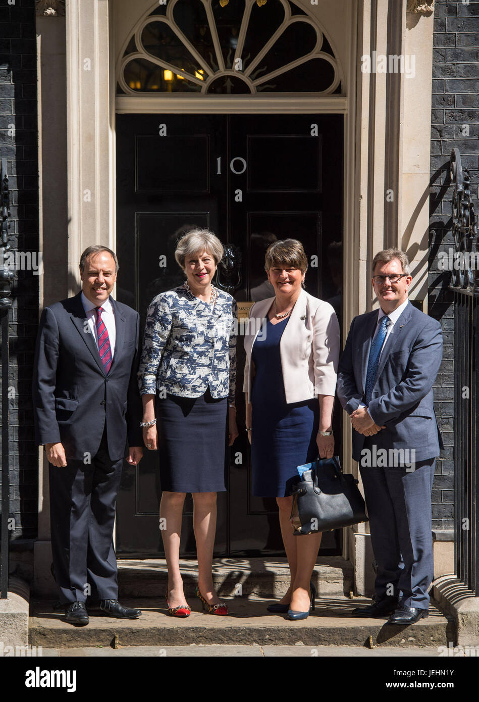 Le Premier ministre accueille le leader peut Theresa DUP DUP Arlene Foster, chef adjoint Nigel Dodds et DUP MP Sir Jeffrey Donaldson à l'extérieur de 10 Downing Street à Londres avant d'entretiens destinés à finaliser un accord pour soutenir le gouvernement conservateur minoritaire. Banque D'Images