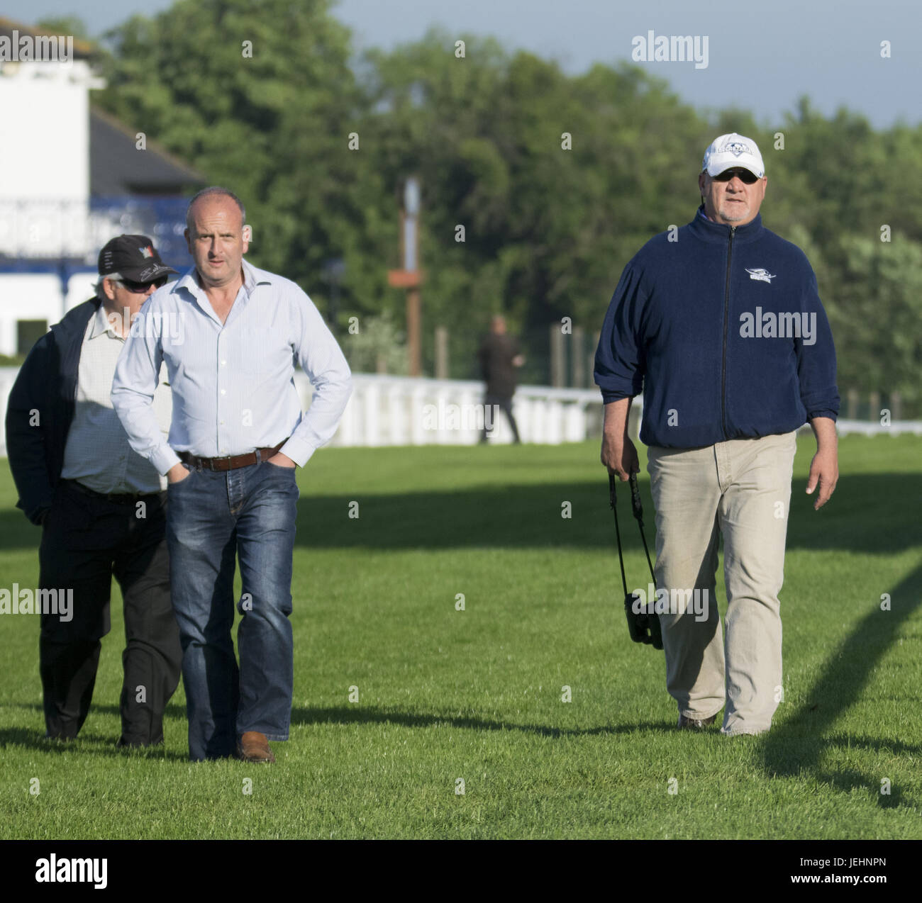 Trainer Kenny McPeek met Investec Oaks contender cheval 'Daddys Lil Darling' par ses pas sur la Dealey Plaza. Avec : Kenny McPeek Où : Epsom, Royaume-Uni Quand : 26 mai 2017 Banque D'Images