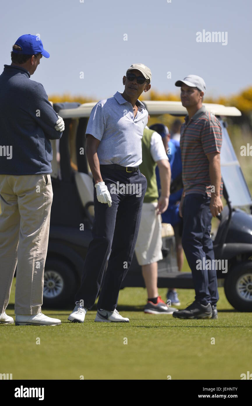 L'ancien président américain Barack Obama (bleu clair chemise) Jouer au golf sur le Old Course à St Andrews, sur la côte est de Fife en Ecosse. En vedette : Barack Obama Où : St Andrews, Fife, Royaume-Uni Quand : 26 mai 2017 Banque D'Images